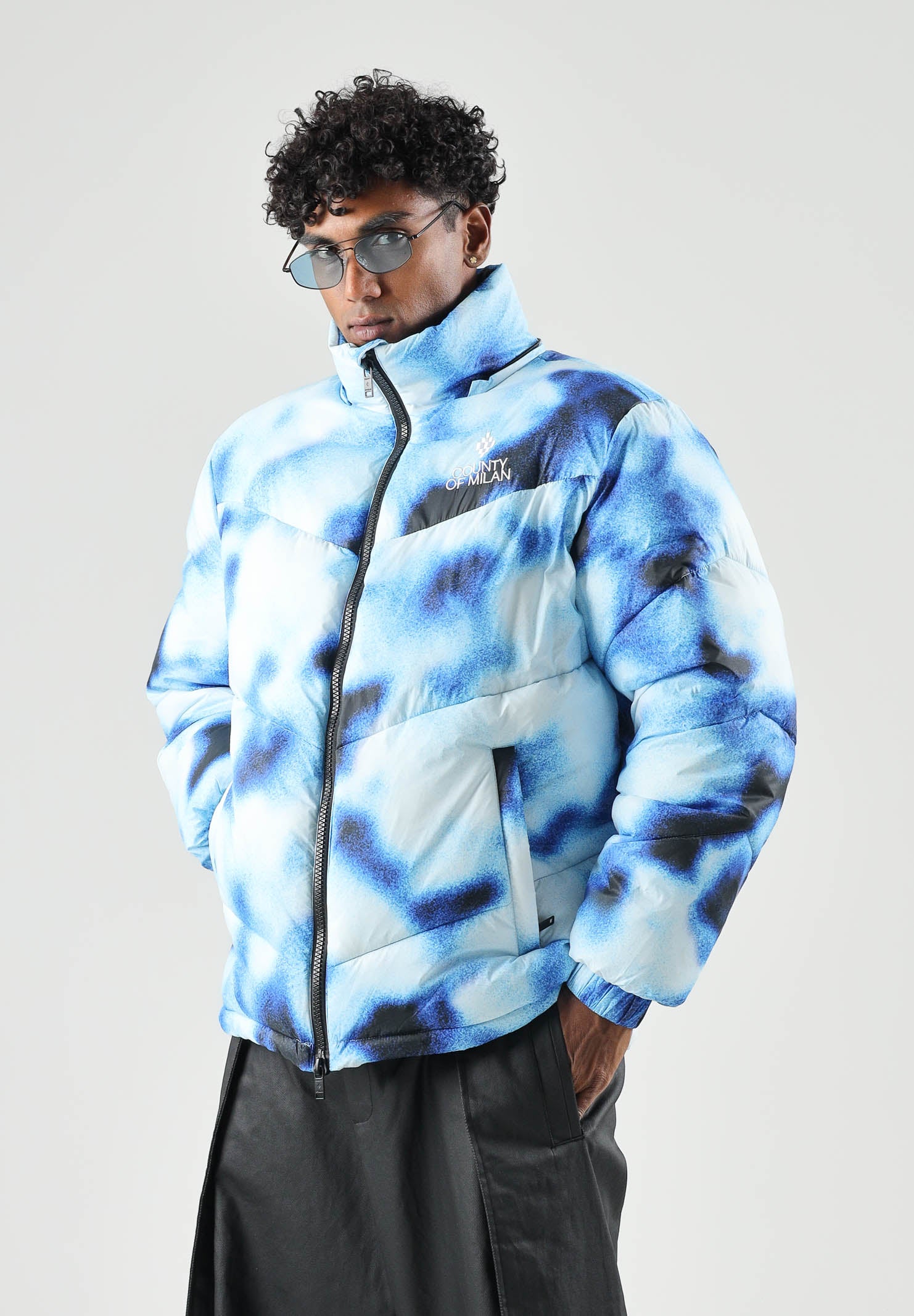 MARCELO BURLON COUNTY OF MILAN Piumino multicolor bianco e blu  per uomo con cappuccio e stampa effetto sfumato F6CMMAPF003 200 MARCELO BURLON COUNTY OF MILAN 