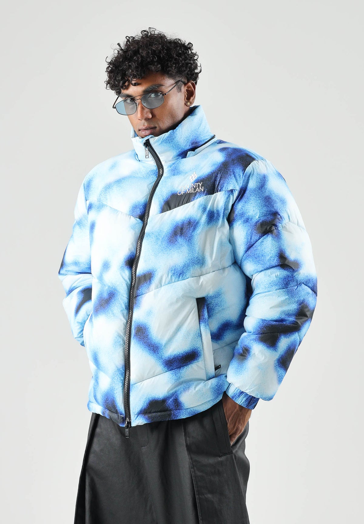 MARCELO BURLON COUNTY OF MILAN Piumino multicolor bianco e blu  per uomo con cappuccio e stampa effetto sfumato F6CMMAPF003 200 MARCELO BURLON COUNTY OF MILAN 