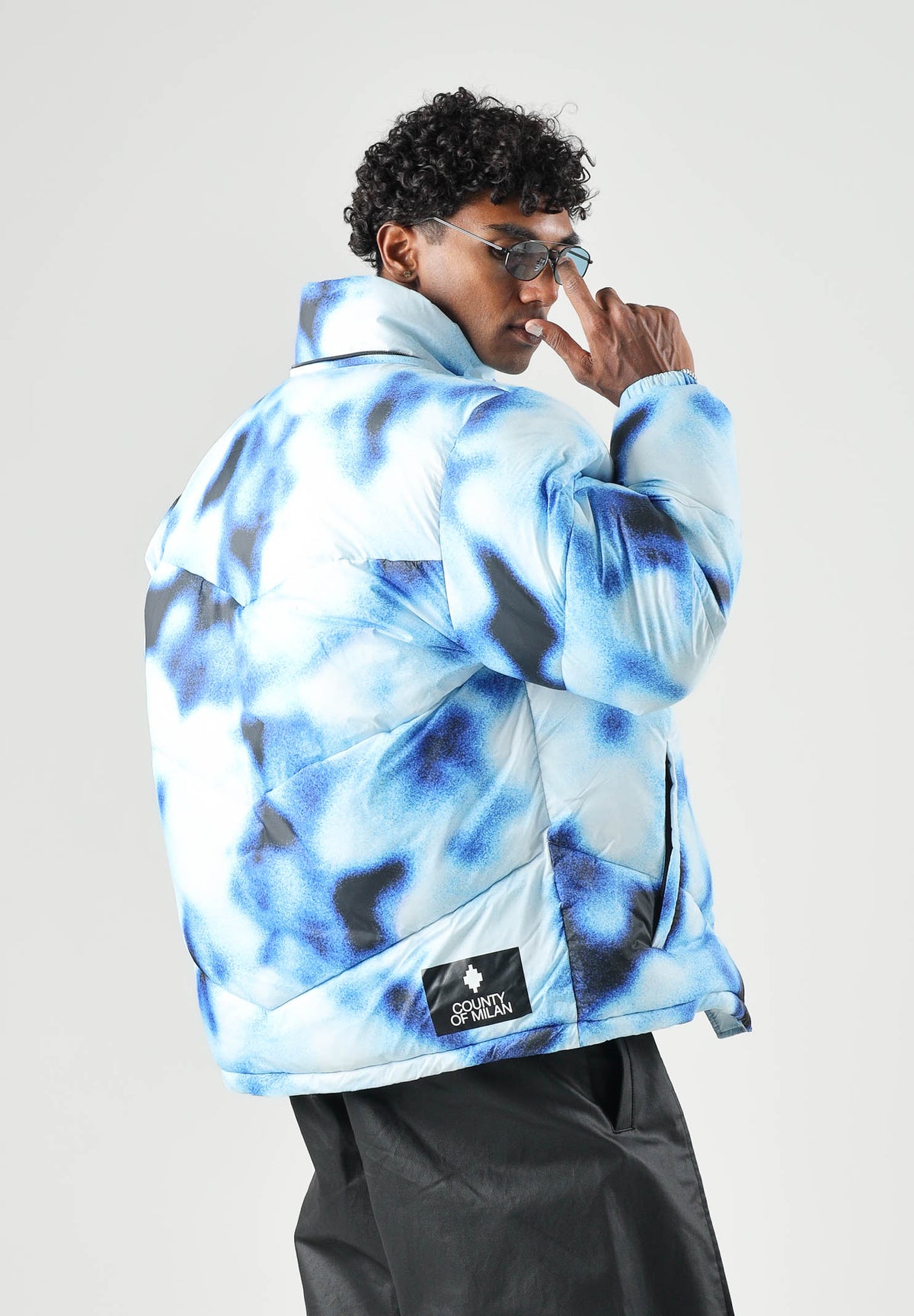 MARCELO BURLON COUNTY OF MILAN Piumino multicolor bianco e blu  per uomo con cappuccio e stampa effetto sfumato F6CMMAPF003 200 MARCELO BURLON COUNTY OF MILAN 