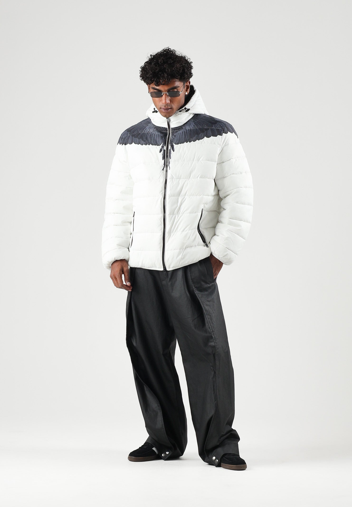 MARCELO BURLON COUNTY OF MILAN Piumino bianco per uomo con cappuccio, iconico ricamo grafico ad ali sulle spalle F6CMMAPF009 002 MARCELO BURLON COUNTY OF MILAN 