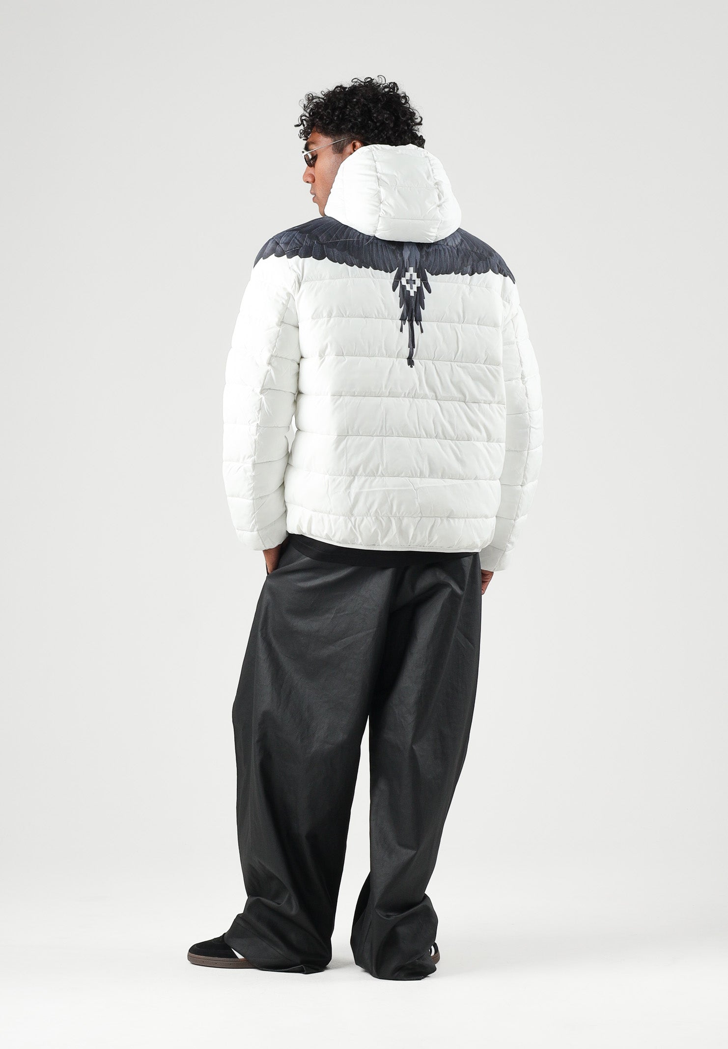 MARCELO BURLON COUNTY OF MILAN Piumino bianco per uomo con cappuccio, iconico ricamo grafico ad ali sulle spalle F6CMMAPF009 002 MARCELO BURLON COUNTY OF MILAN 