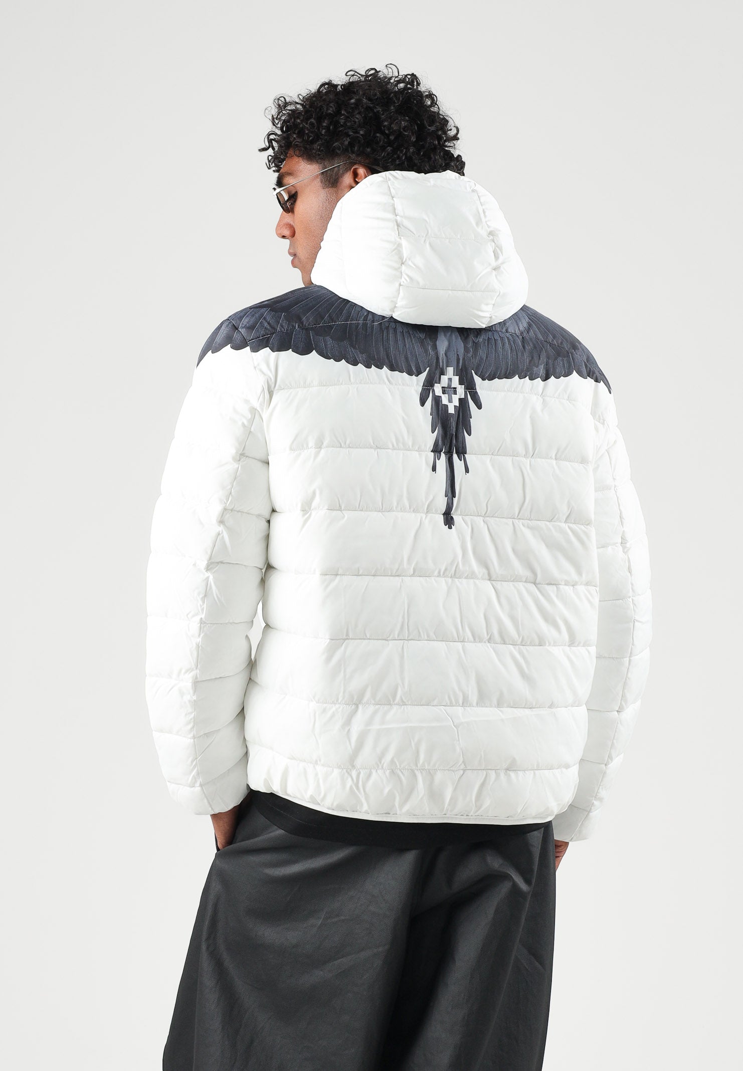 MARCELO BURLON COUNTY OF MILAN Piumino bianco per uomo con cappuccio, iconico ricamo grafico ad ali sulle spalle F6CMMAPF009 002 MARCELO BURLON COUNTY OF MILAN 