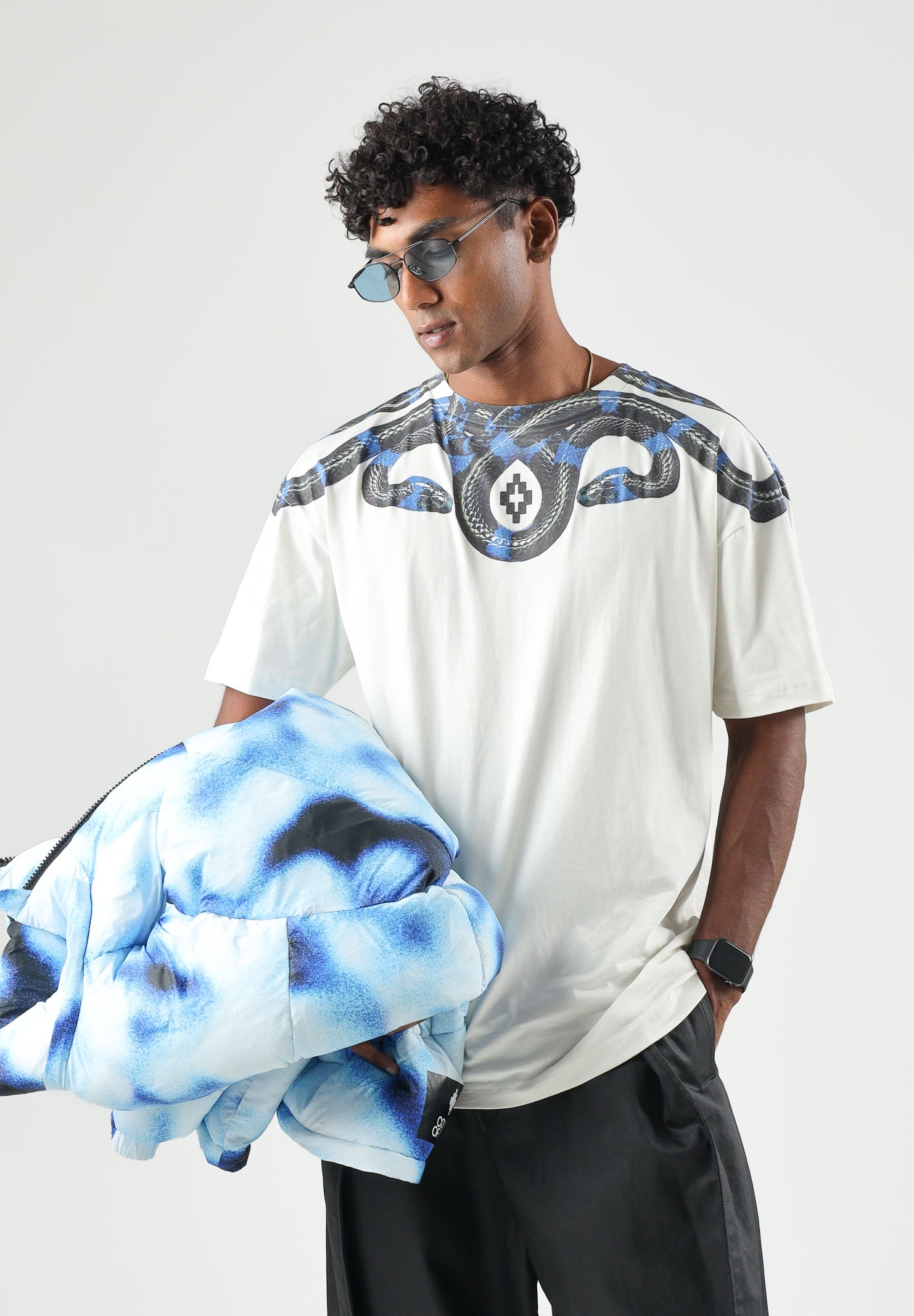 MARCELO BURLON T-shirt manica corta bianca per uomo con girocollo e iconica stampa grafica ad ali di serpente blu sulle spalle. F6CMMATH090 412 MARCELO BURLON COUNTY OF MILAN 