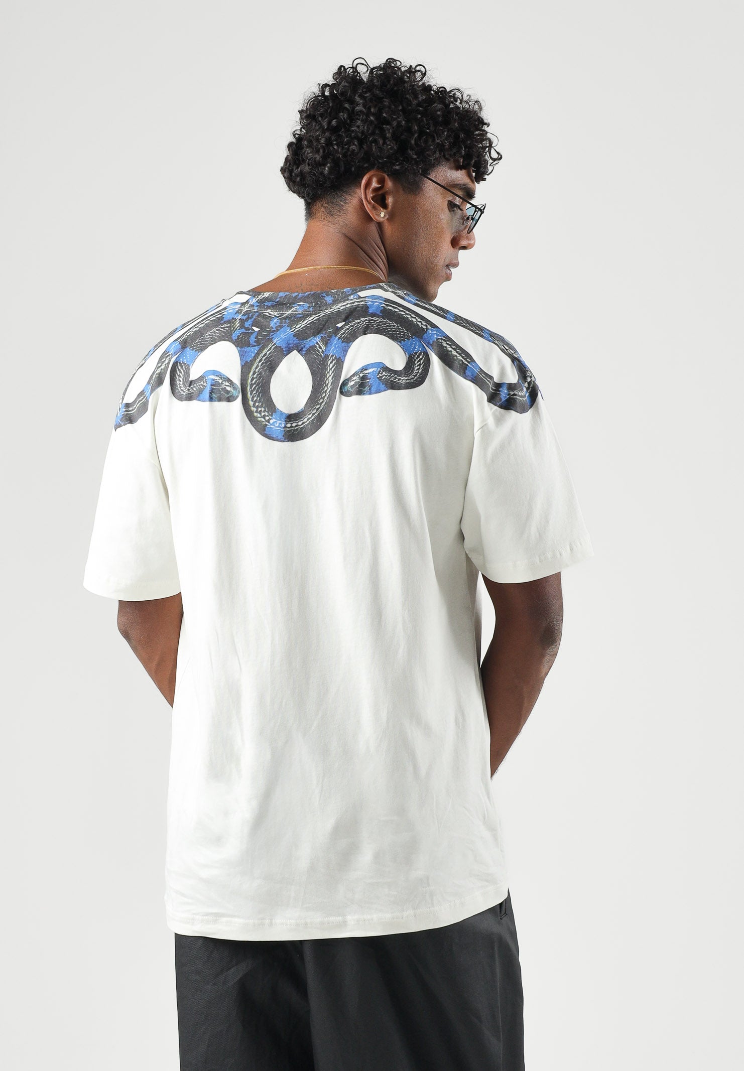 MARCELO BURLON T-shirt manica corta bianca per uomo con girocollo e iconica stampa grafica ad ali di serpente blu sulle spalle. F6CMMATH090 412 MARCELO BURLON COUNTY OF MILAN 