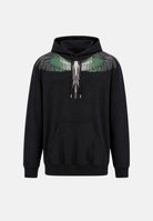 MARCELO BURLON COUNTY OF MILAN Felpa con cappuccio nera per uomo con iconica stampa Wings verde sulle spalle. F6CMMAHS048 110 MARCELO BURLON COUNTY OF MILAN 
