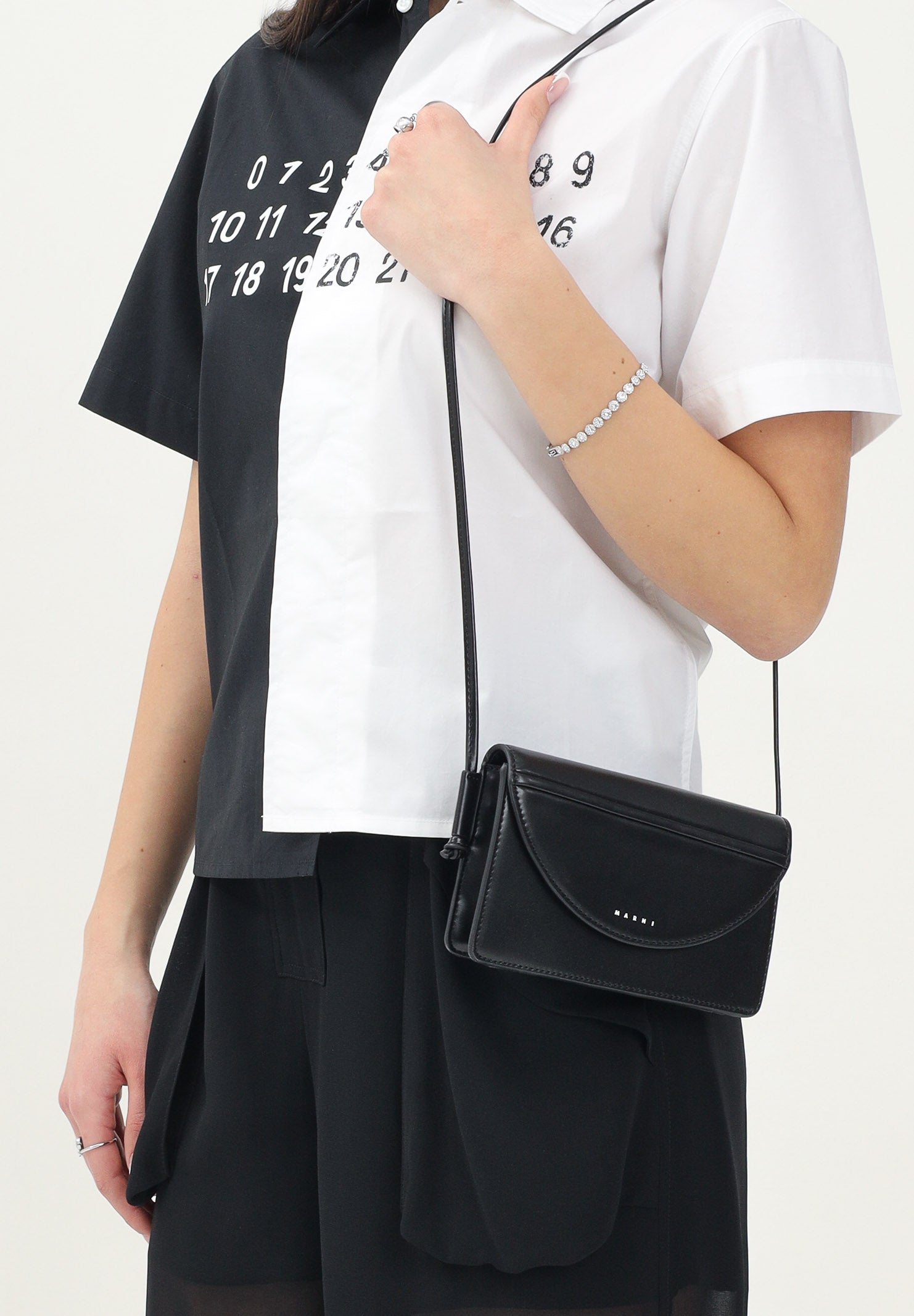 MARNI Pochette nera da donna con logo M01256M00TK 0M922 MARNI 