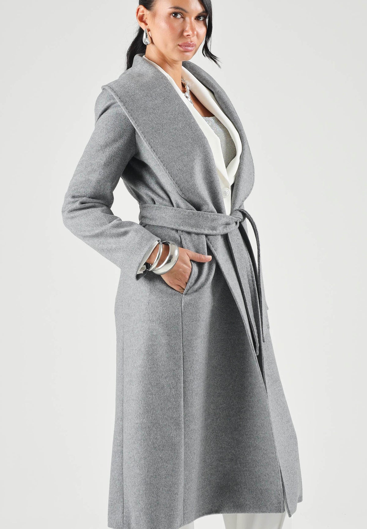 MAX MARA STUDIO cappotto lungo MSTLORIANA grigio medio mélange da donna in pregiato drap di pura lana vergine, caratterizzato da linea elegante e avvolgente, ampio collo con revers sciallati, chiusura a portafoglio con cintura coordinata da annodare 2626016202600 011 MAX MARA STUDIO 