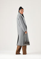 MAX MARA STUDIO cappotto lungo MSTLORIANA grigio medio mélange da donna in pregiato drap di pura lana vergine, caratterizzato da linea elegante e avvolgente, ampio collo con revers sciallati, chiusura a portafoglio con cintura coordinata da annodare 2626016202600 011 MAX MARA STUDIO 