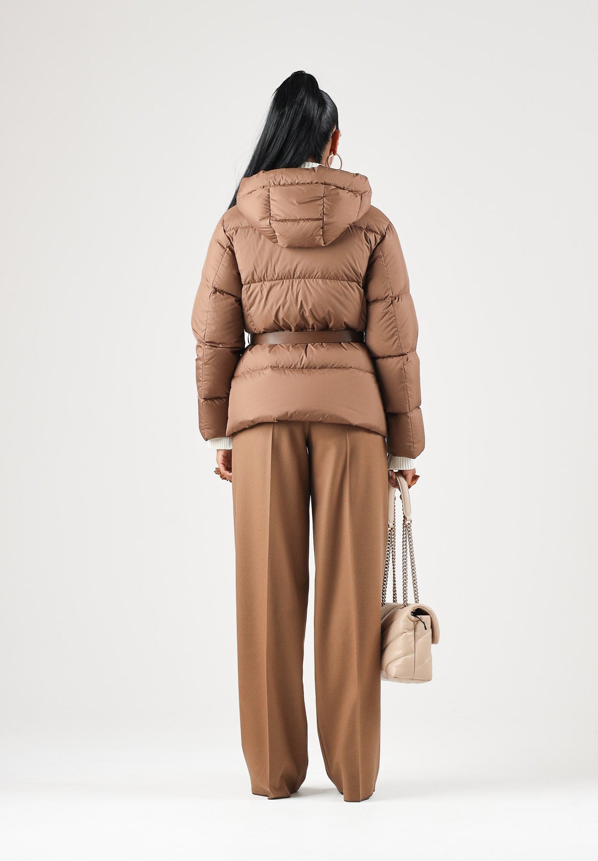 MAX MARA STUDIO Piumino MSTLANA  marrone cuoio per donna con cappuccio avvolgente e cintura elastica in vita impreziosita 2626486022600 003 MAX MARA STUDIO 