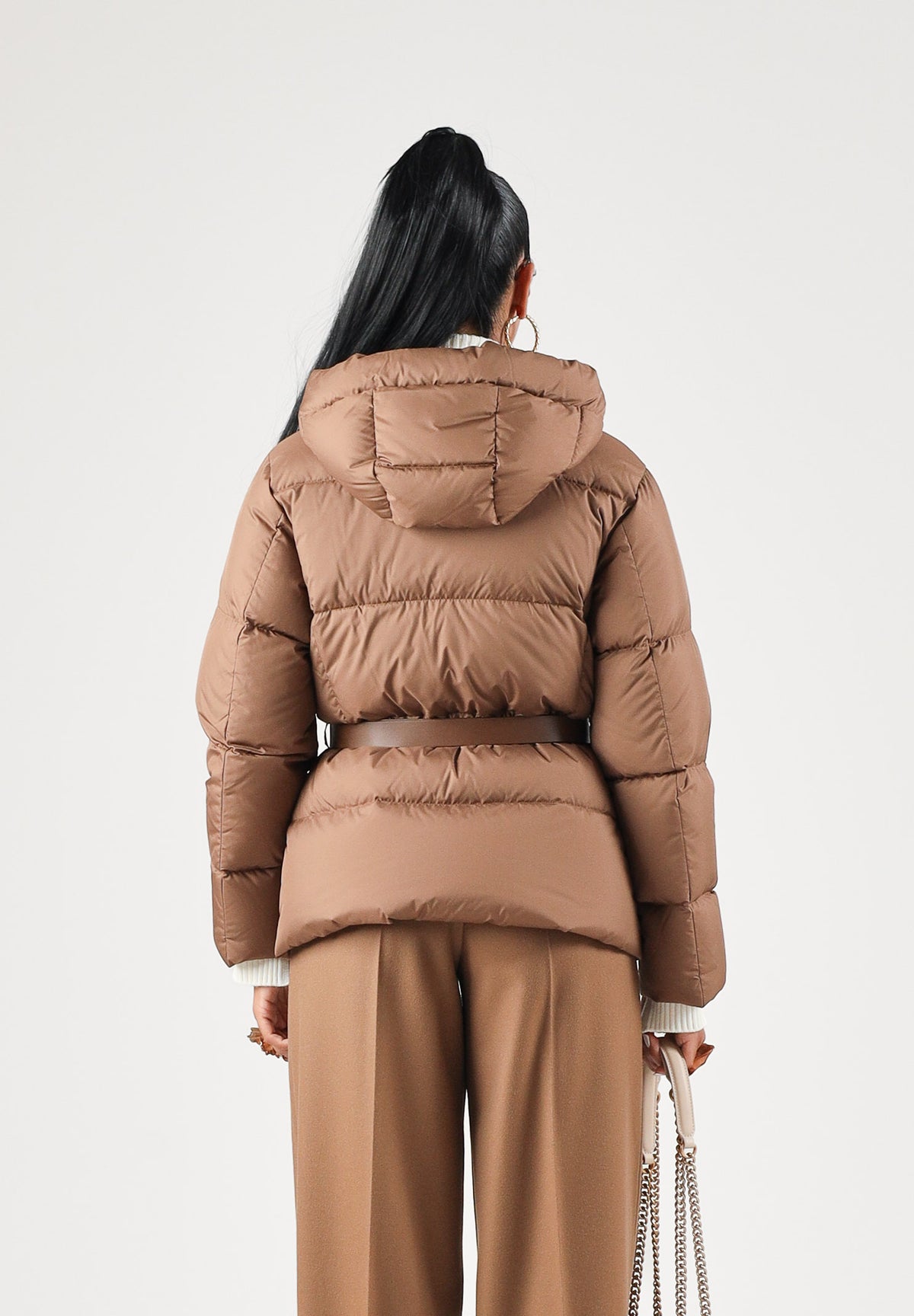 MAX MARA STUDIO Piumino MSTLANA  marrone cuoio per donna con cappuccio avvolgente e cintura elastica in vita impreziosita 2626486022600 003 MAX MARA STUDIO 