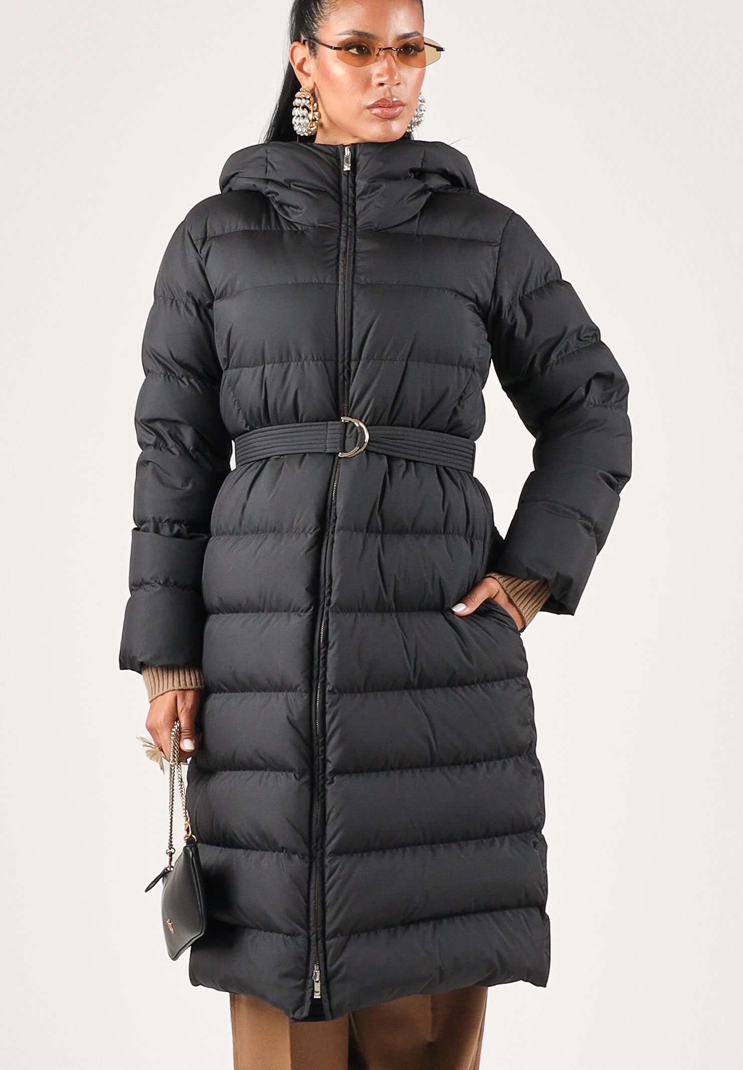 MAX MARA STUDIO Piumino CANNETI nero per donna con cappuccio, cintura coordinata e imbottitura in piuma. 2626496012600 005 MAX MARA STUDIO 
