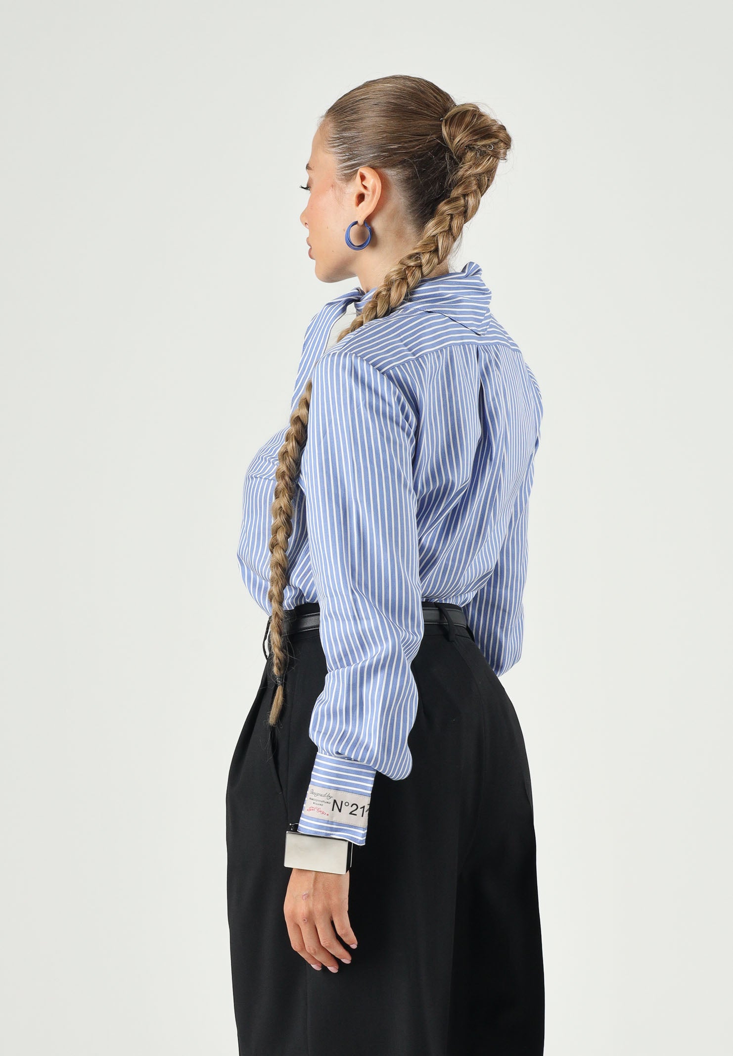 N°21 CamiciaSTRIPED TIE-NECK a righe azzurro cielo per donna, ragazzi e bambini con motivo a righe verticali e collo con fiocco. N210FDN0518 0N809 N21 