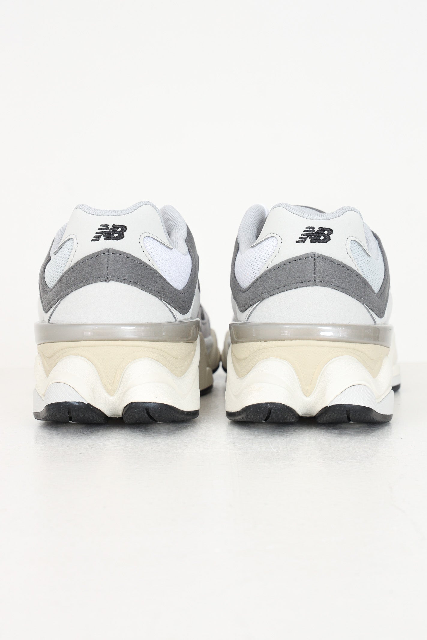 NEW BALANCE Sneakers 9060 grigie per uomo e donna GC9060GY . NEW BALANCE 