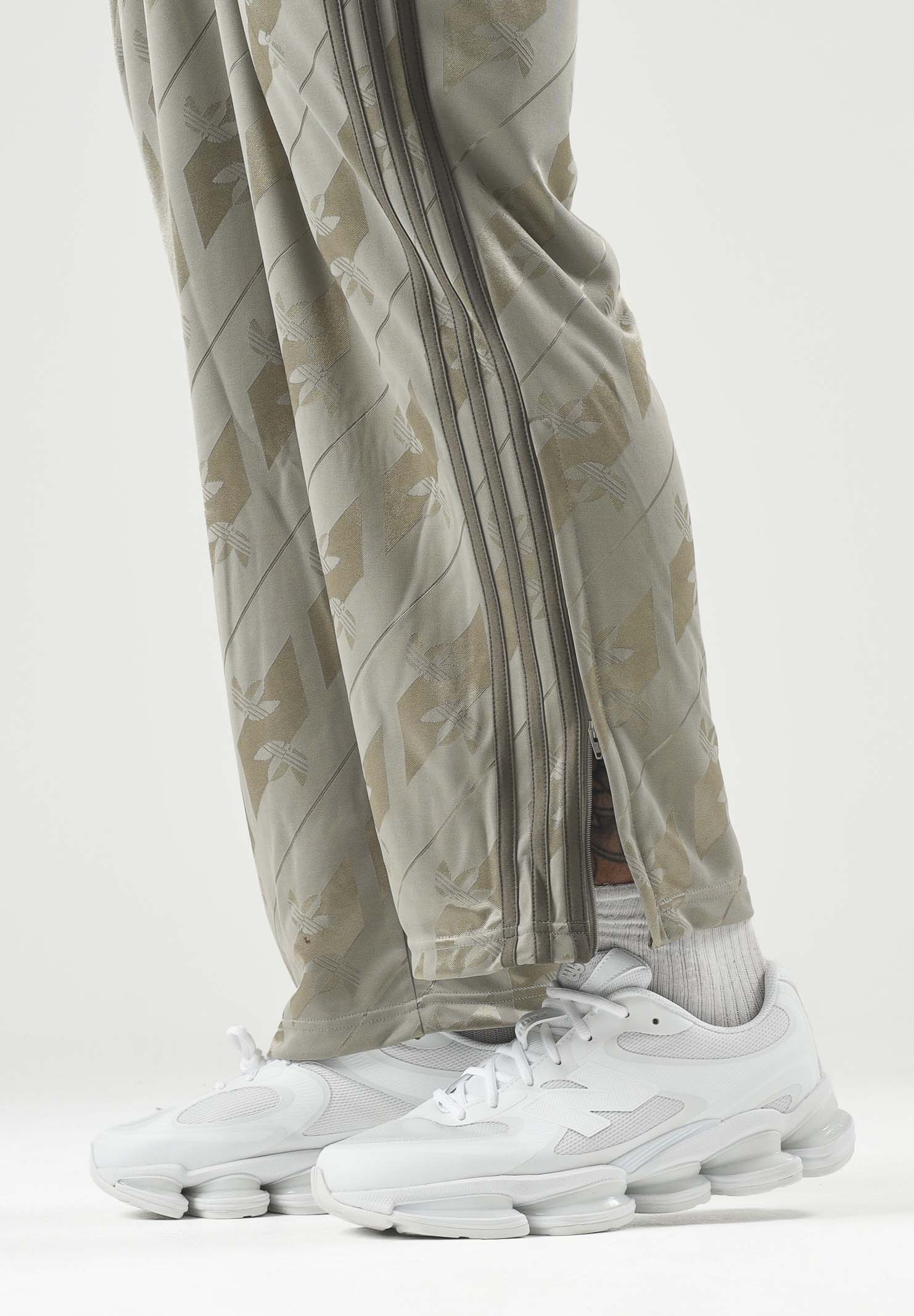 NEW BALANCE Sneakers ABZORB 2000 White with Black, bianco e nero, da uomo e donna U20008QM . NEW BALANCE 
