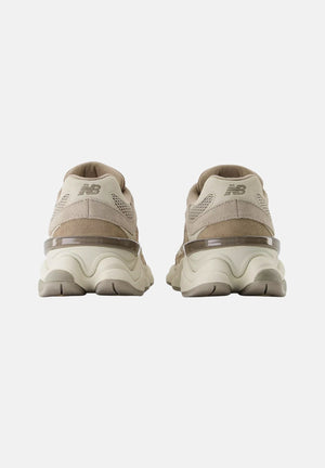 NEW BALANCE Sneakers 9060 marroni da uomo e donna  con logo laterale U9060ERC . NEW BALANCE 
