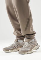 NEW BALANCE Sneakers 9060 marroni da uomo e donna  con logo laterale U9060ERC . NEW BALANCE 