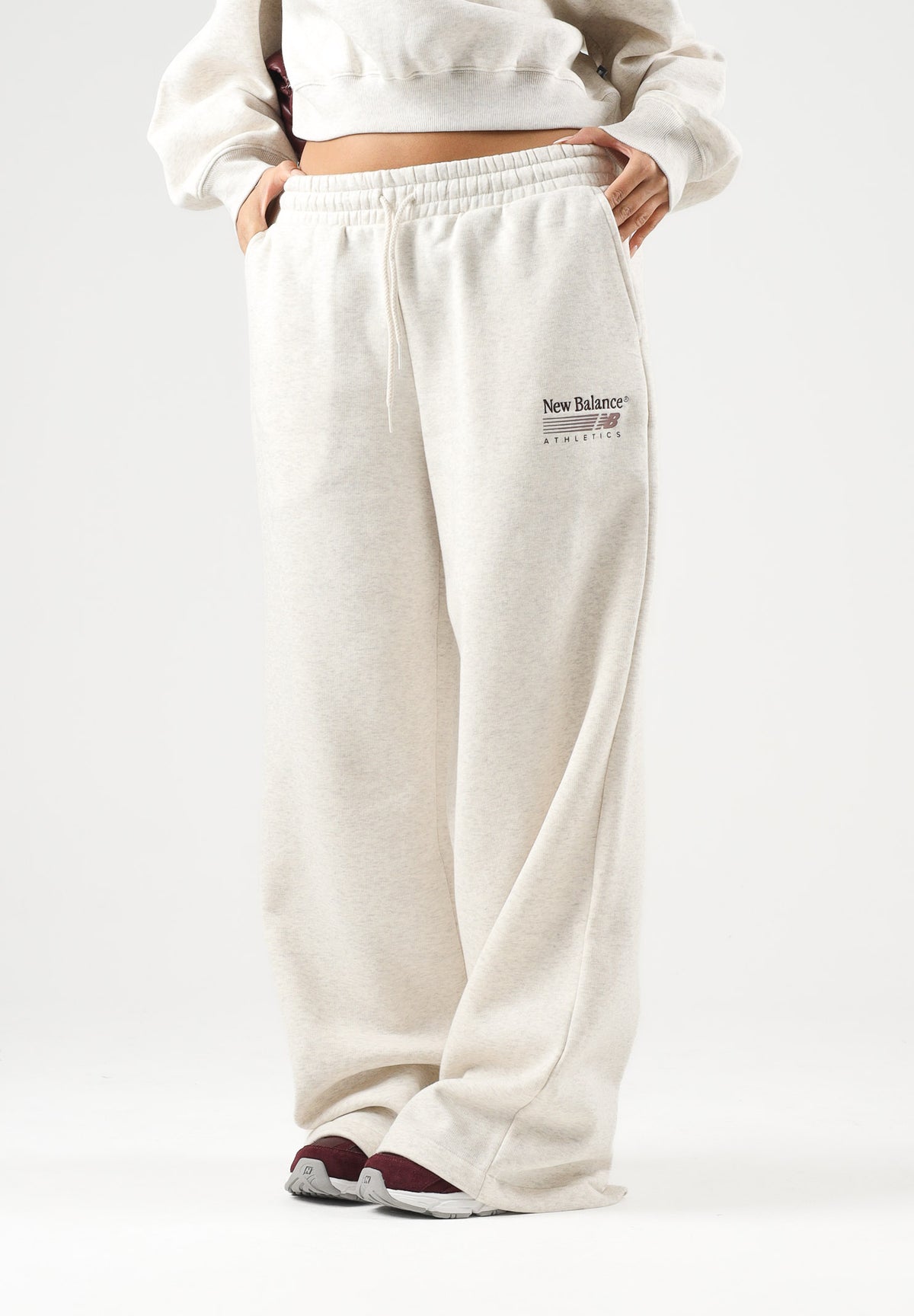 NEW BALANCE Pantaloni TRACKSIDE FLEECE bianco-panna da donna WB62983ALIT . NEW BALANCE 