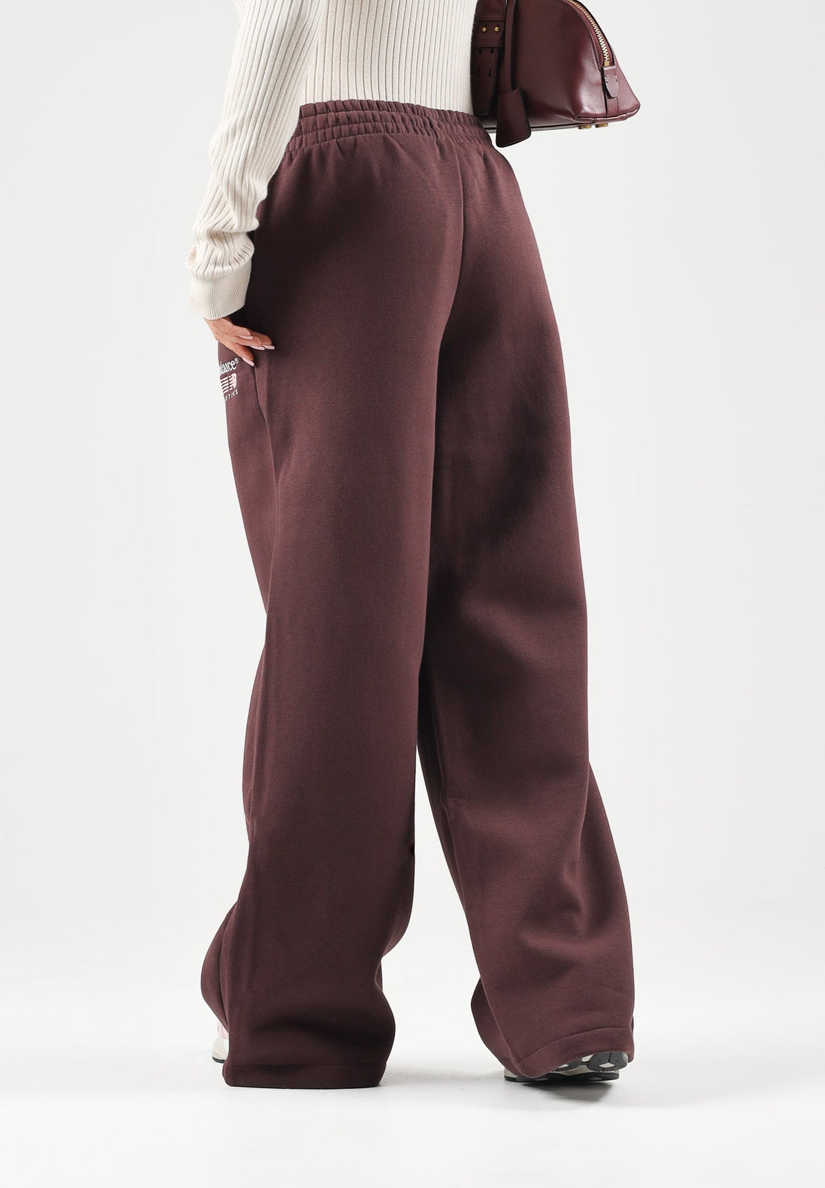 NEW BALANCE Pantaloni TRACKSIDE FLEECE PANT Cherry Leather bordeaux scuro da donna WB62983AYLR . NEW BALANCE 