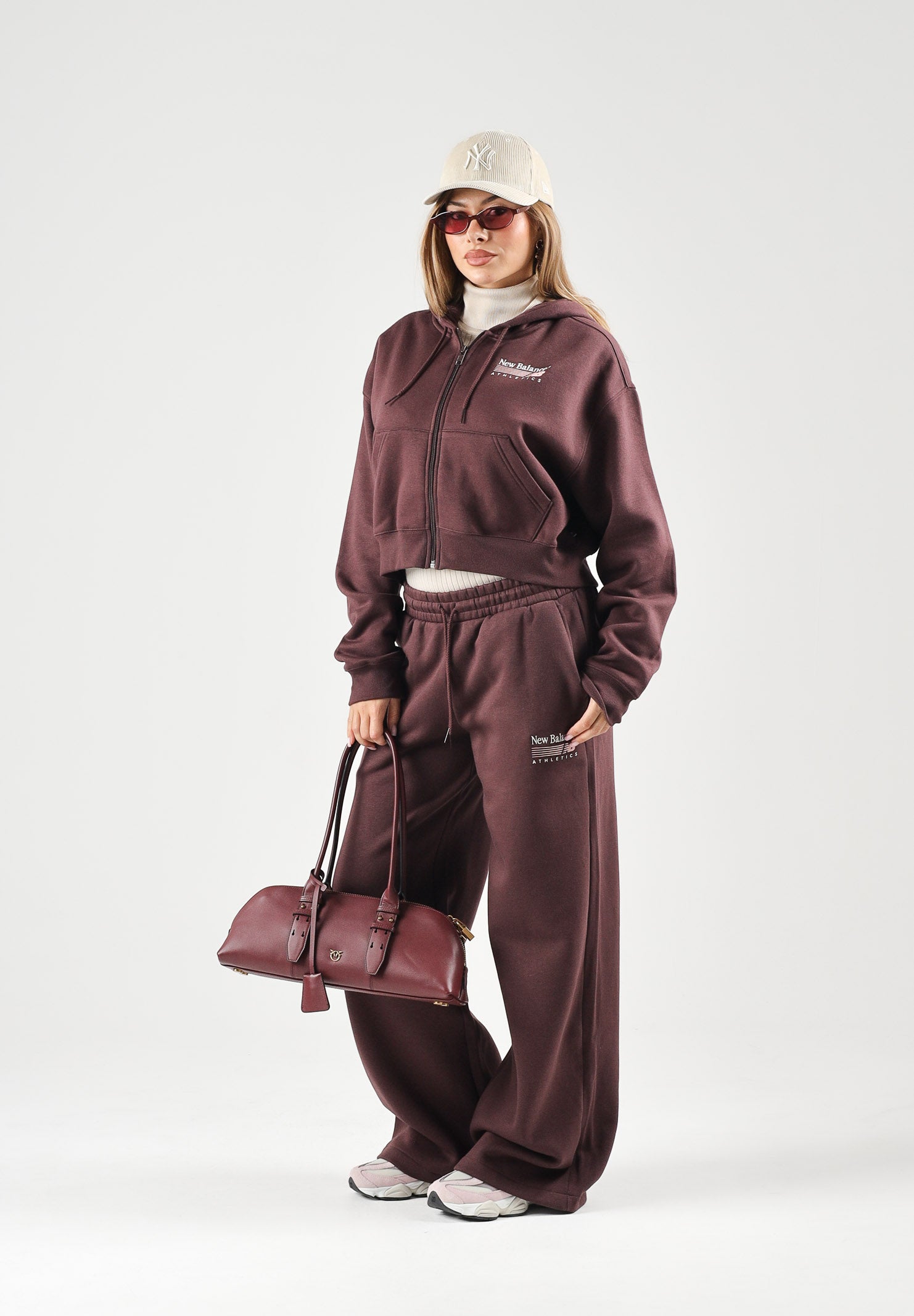 NEW BALANCE Pantaloni TRACKSIDE FLEECE PANT Cherry Leather bordeaux scuro da donna WB62983AYLR . NEW BALANCE 