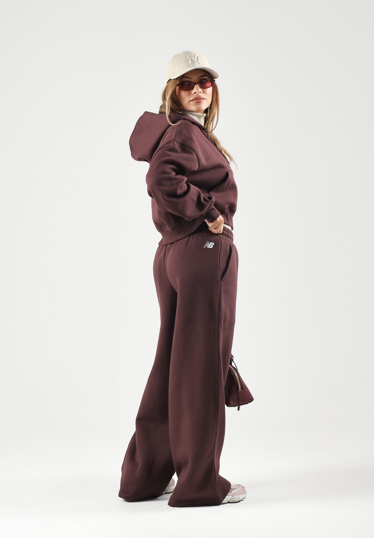 NEW BALANCE Pantaloni TRACKSIDE FLEECE PANT Cherry Leather bordeaux scuro da donna WB62983AYLR . NEW BALANCE 