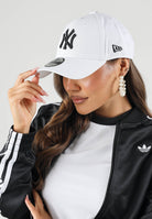 NEW ERA Cappello con visiera bianco per uomo e donna con ricamo logo Yankees 10745455 . NEW ERA 