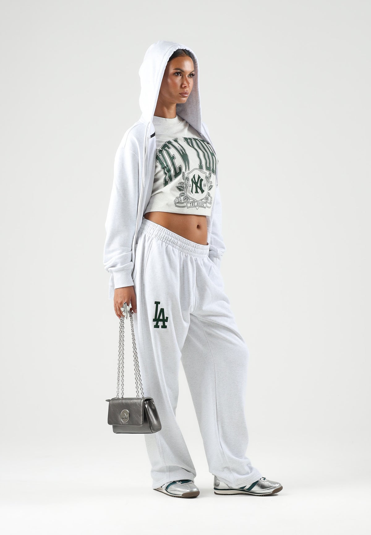 NEW ERA Pantaloni grigi per uomo e donna con  logo stampato sulla gamba 14884623 . NEW ERA 