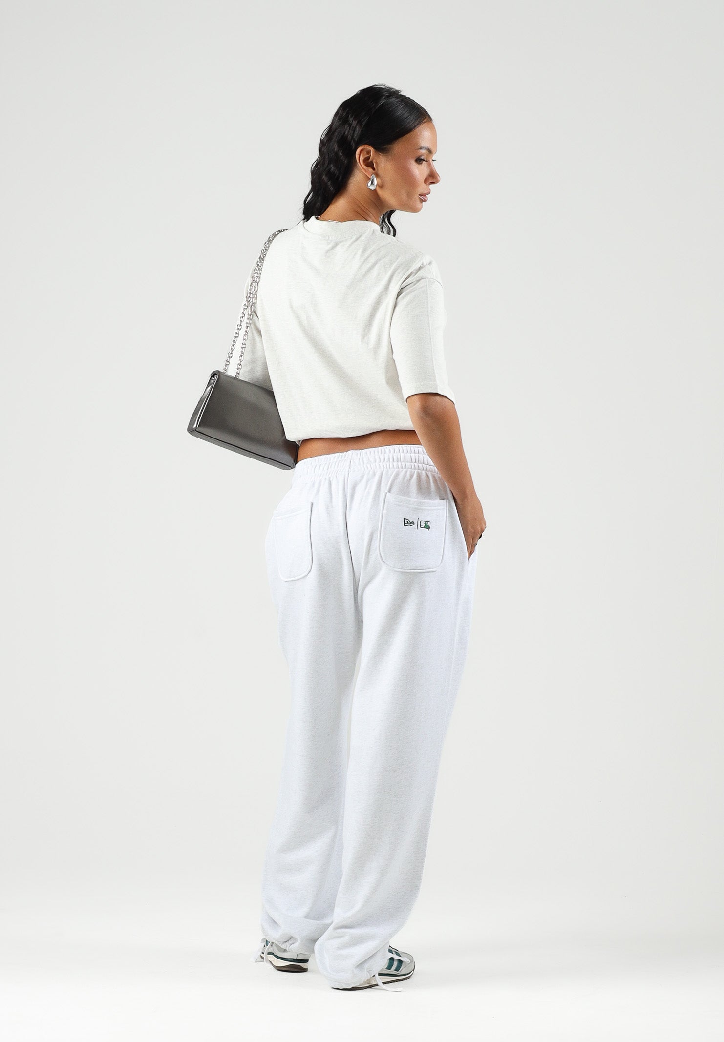 NEW ERA Pantaloni grigi per uomo e donna con  logo stampato sulla gamba 14884623 . NEW ERA 