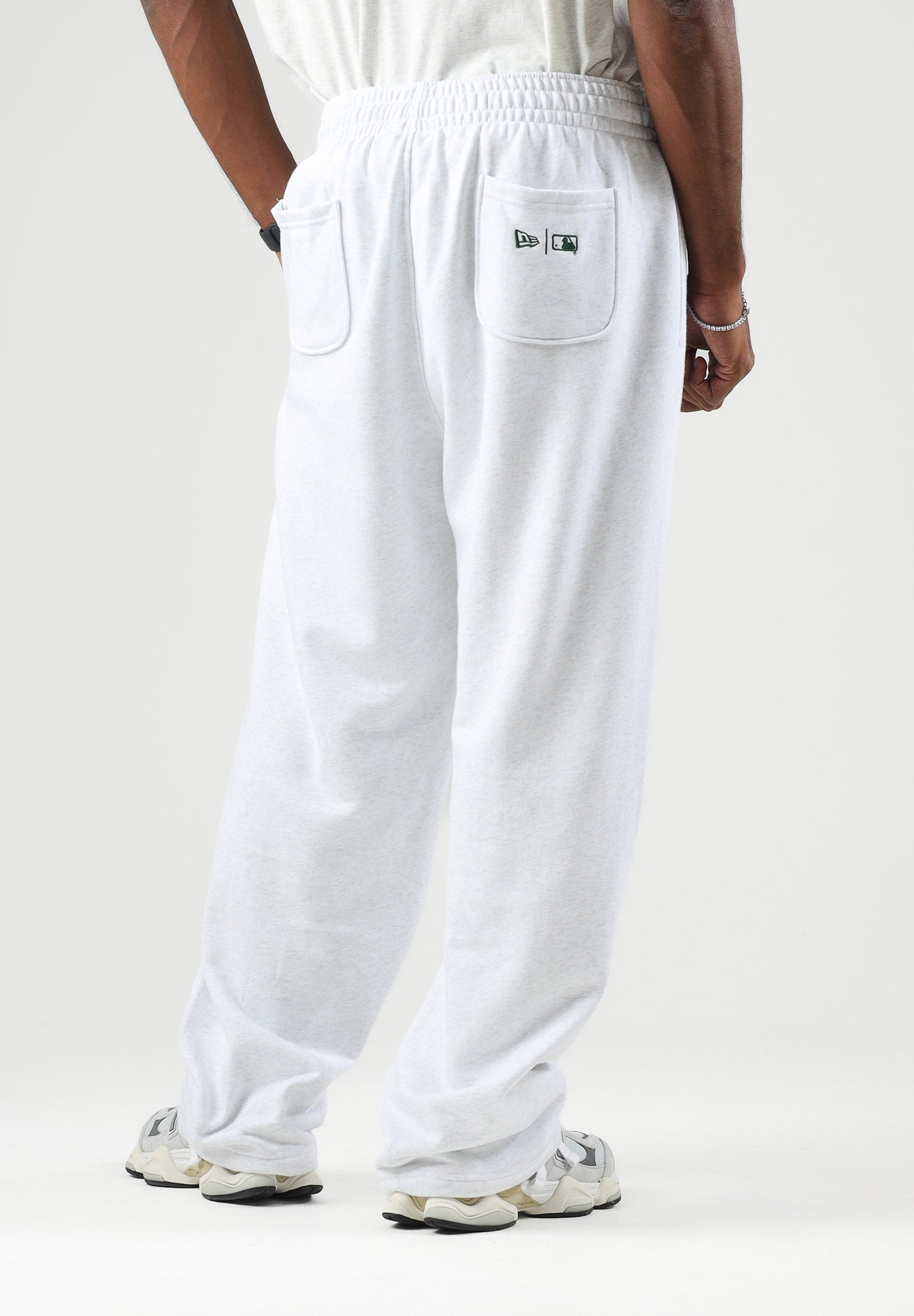 NEW ERA Pantaloni grigi per uomo e donna con  logo stampato sulla gamba 14884623 . NEW ERA 