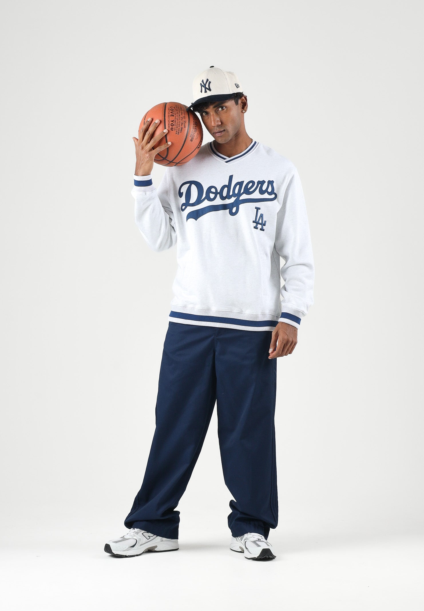 NEW ERA Felpa girocollo LOS ANGELES DODGERS grigia per uomo e donna, con stampa Dodgers e logo LA frontali, tasche e bordi a contrasto. 14959697 . NEW ERA 