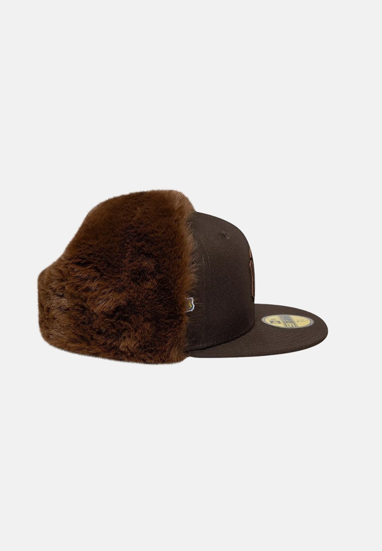 NEW ERA Cappello con visiera  59FIFTY DOGEAR NEW YORK marrone scuro per uomo e donna con paraorecchie foderati 60842641 . NEW ERA 