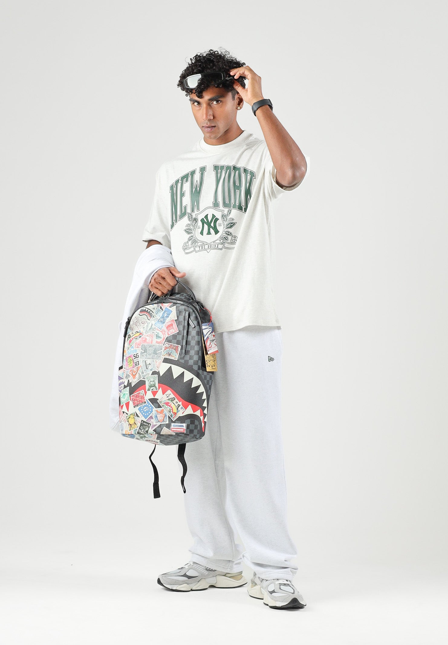 NEW ERA T-shirt mnica corta grigia per uomo e donna con maxi stampa grafica vintage stile college sul davanti. 60897371 . NEW ERA 