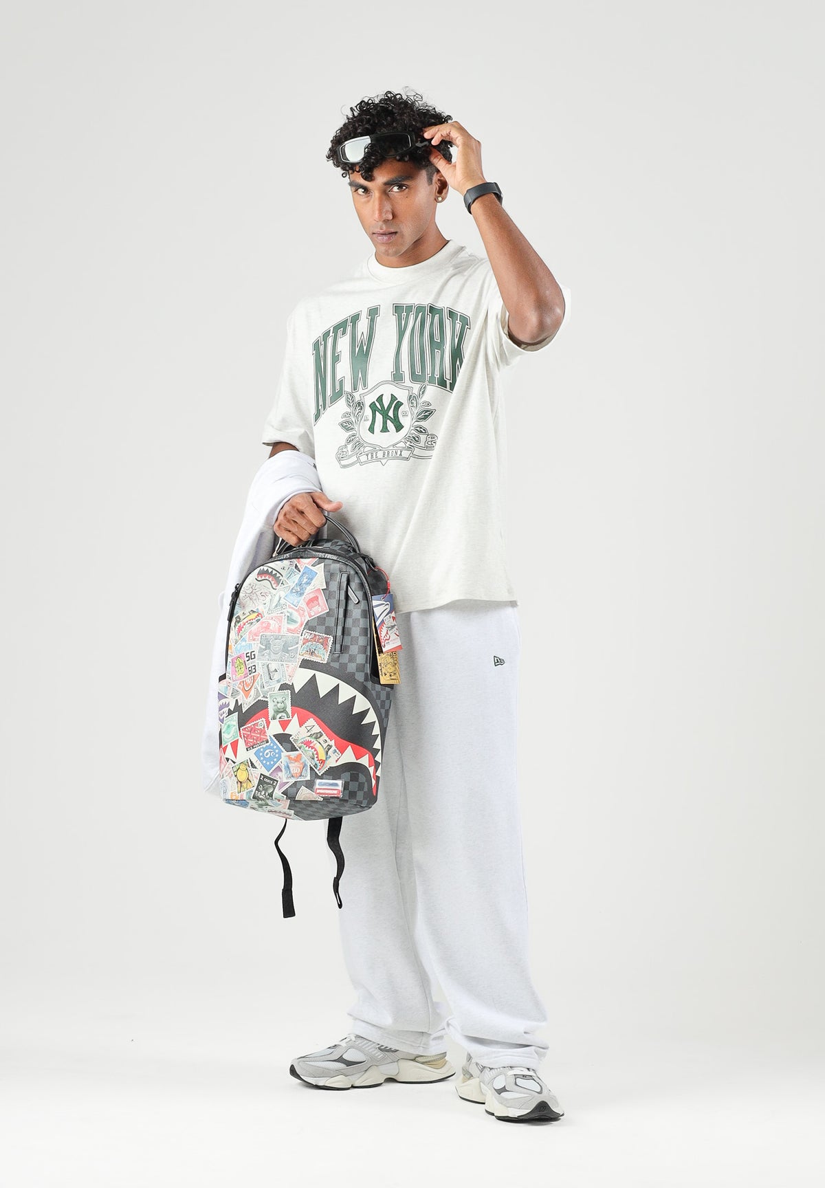 NEW ERA T-shirt manica corta grigia per uomo e donna con maxi stampa grafica vintage stile college sul davanti. 60897371 . NEW ERA 