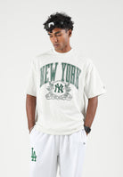 NEW ERA T-shirt mnica corta grigia per uomo e donna con maxi stampa grafica vintage stile college sul davanti. 60897371 . NEW ERA 
