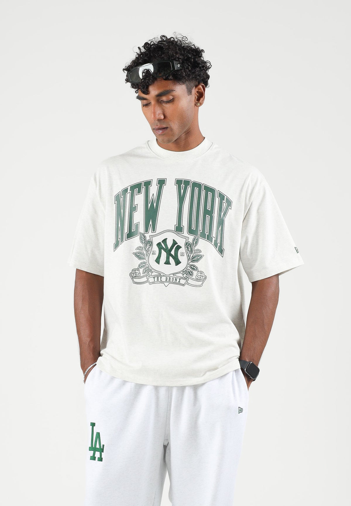 NEW ERA T-shirt mnica corta grigia per uomo e donna con maxi stampa grafica vintage stile college sul davanti. 60897371 . NEW ERA 