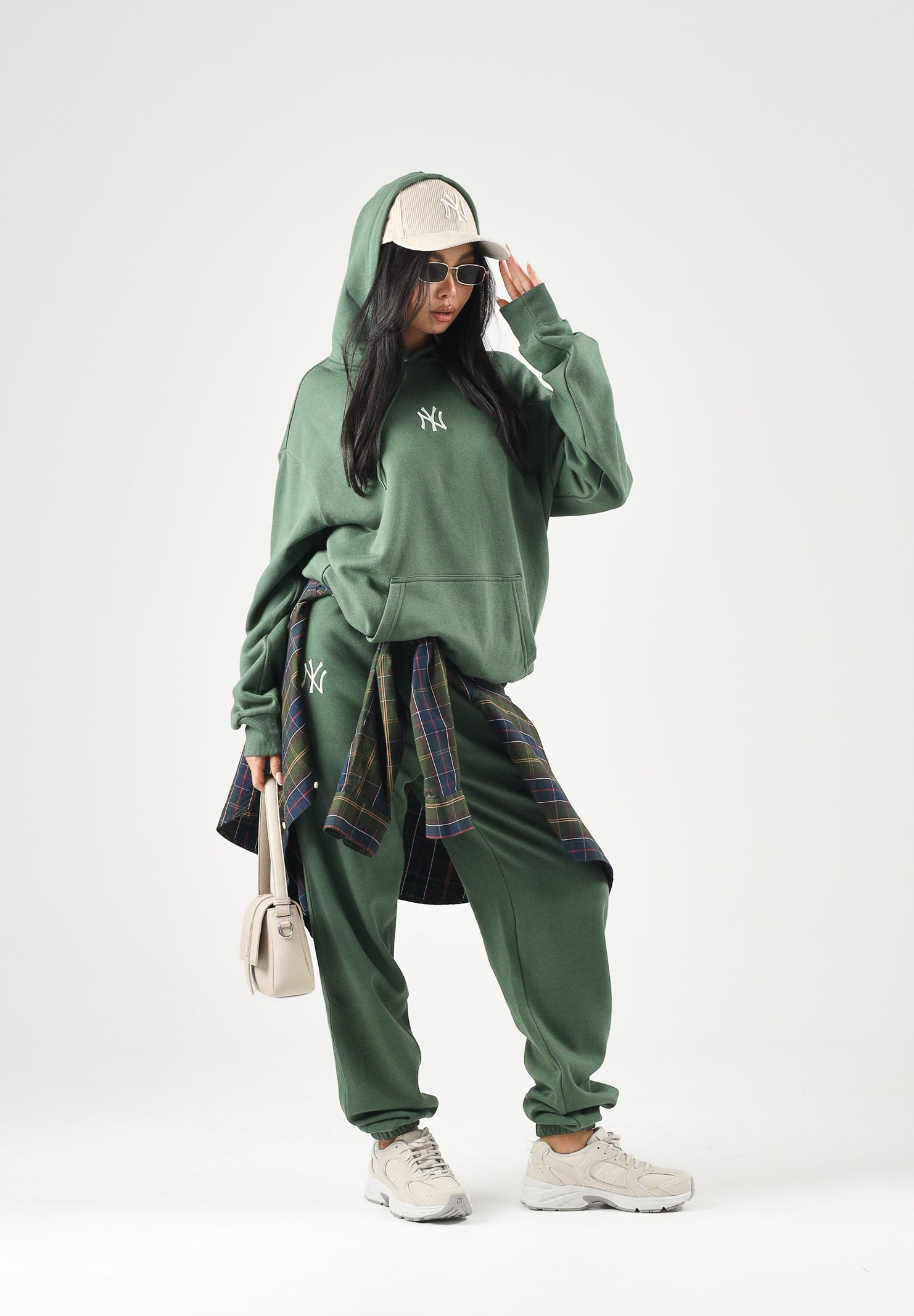 NEW ERA Pantaloni jogger NEW YORK YANKEES CIG verde bosco unisex, con vita elasticizzata, tasche laterali, logo NY ricamato e fondo elasticizzato.<BR/> 60897380 . NEW ERA 