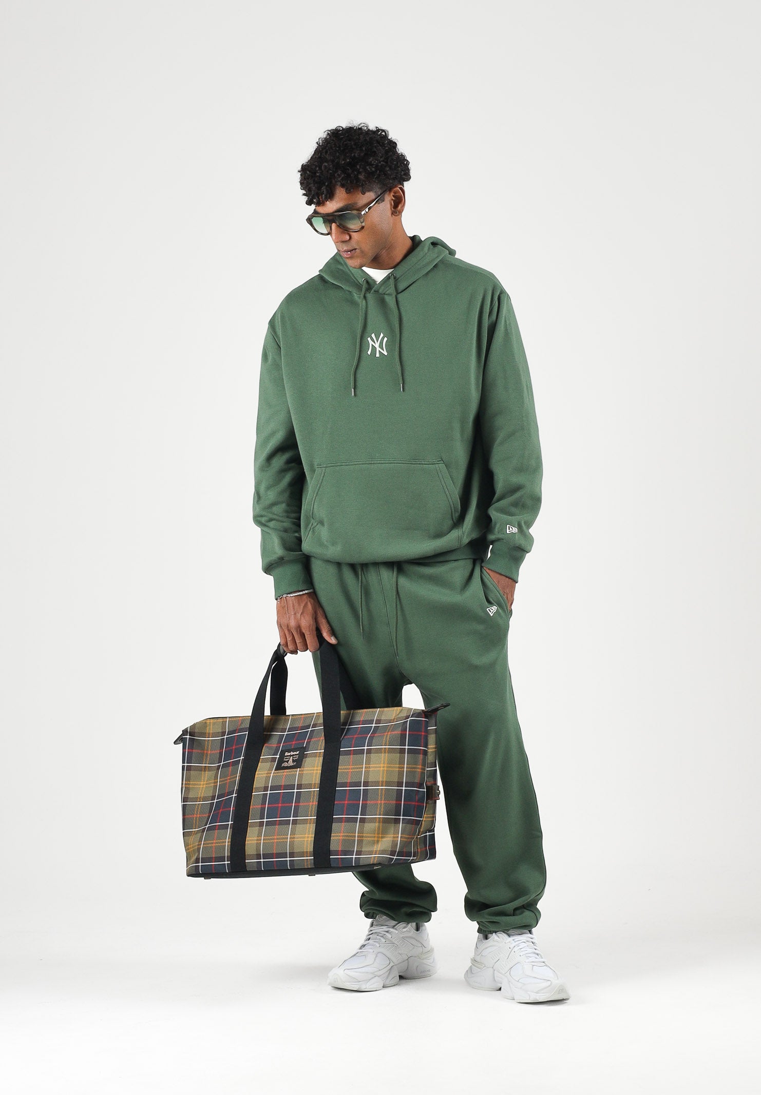 NEW ERA Pantaloni jogger NEW YORK YANKEES CIG verde bosco unisex, con vita elasticizzata, tasche laterali, logo NY ricamato e fondo elasticizzato.<BR/> 60897380 . NEW ERA 