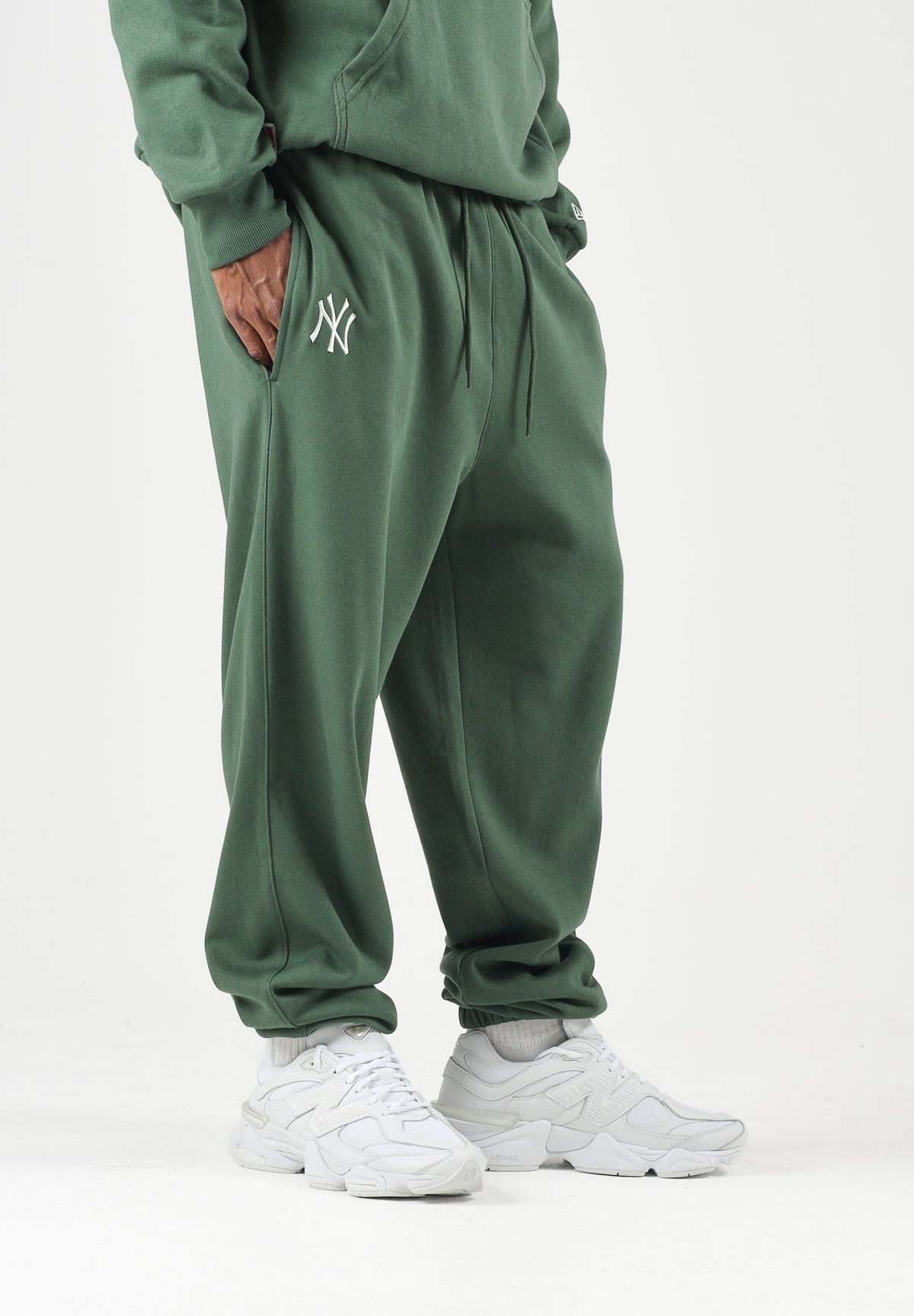 NEW ERA Pantaloni jogger NEW YORK YANKEES CIG verde bosco unisex, con vita elasticizzata, tasche laterali, logo NY ricamato e fondo elasticizzato.<BR/> 60897380 . NEW ERA 