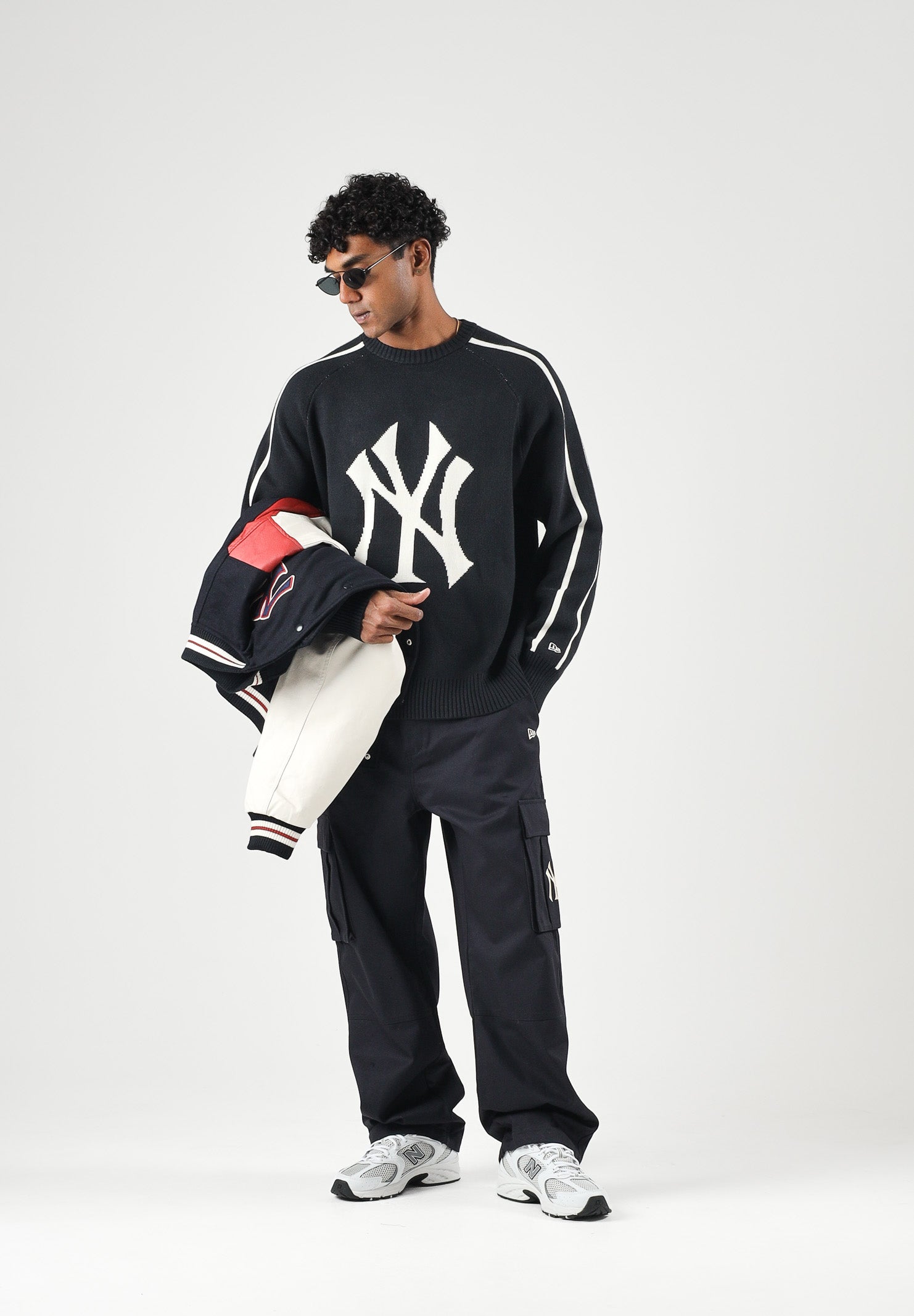 NEW ERA Maglione girocollo nero per uomo e donna con maxi logo New York Yankees sul davanti. 60897388 . NEW ERA 