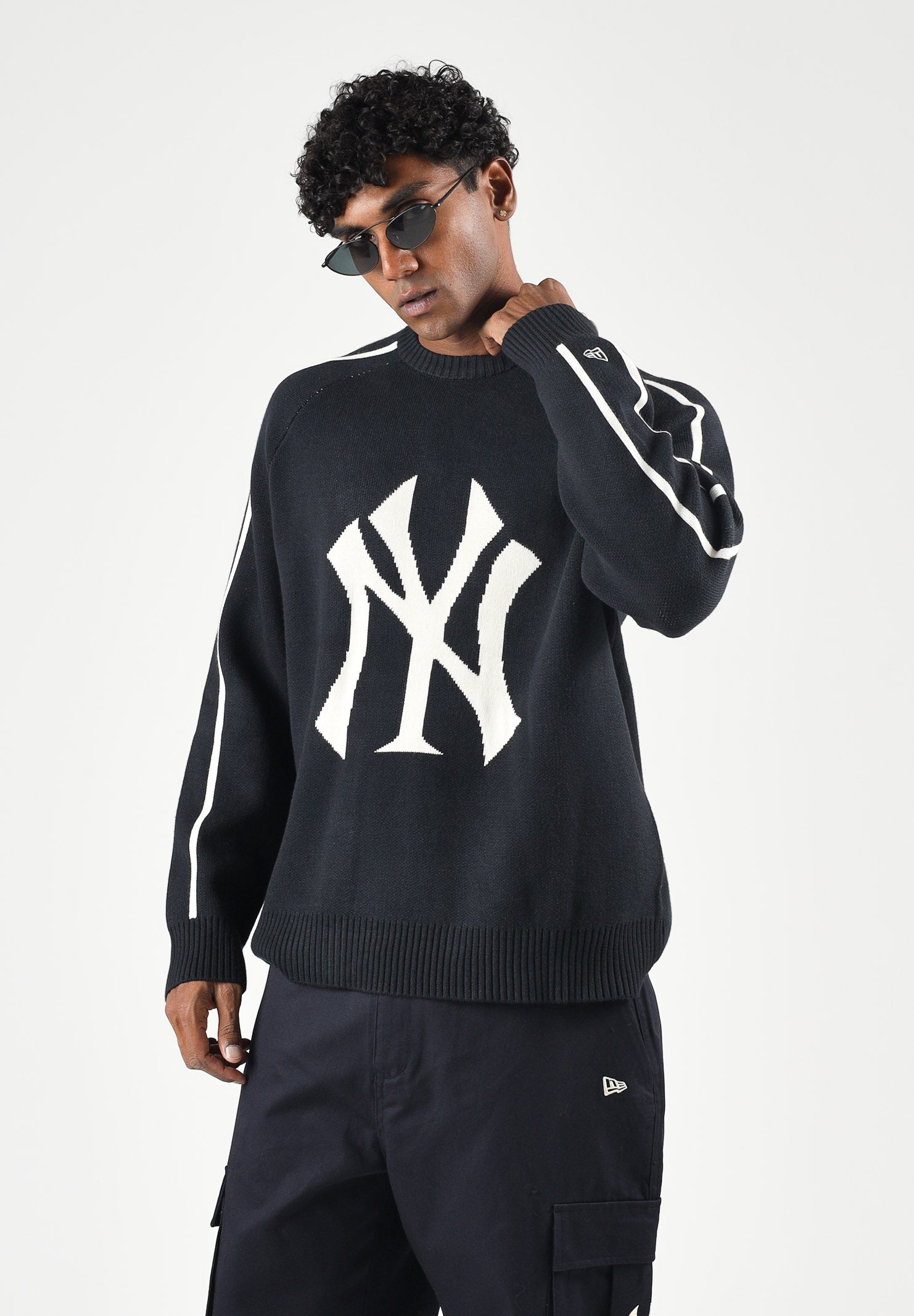 NEW ERA Maglione girocollo nero per uomo e donna con maxi logo New York Yankees sul davanti. 60897388 . NEW ERA 