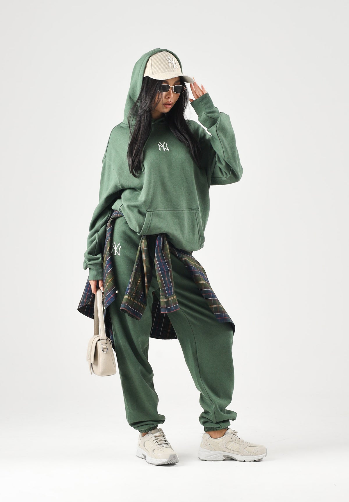 NEW ERA Felpa con cappuccio MLB LEAGUE ESSENTIAL NEW YORK YANKEES CIG verde bosco scuro unisex, da uomo e da donna, logo NY ricamato sul petto, coulisse regolabile e tasca frontale a marsupio.<BR/> 60897398 . NEW ERA 