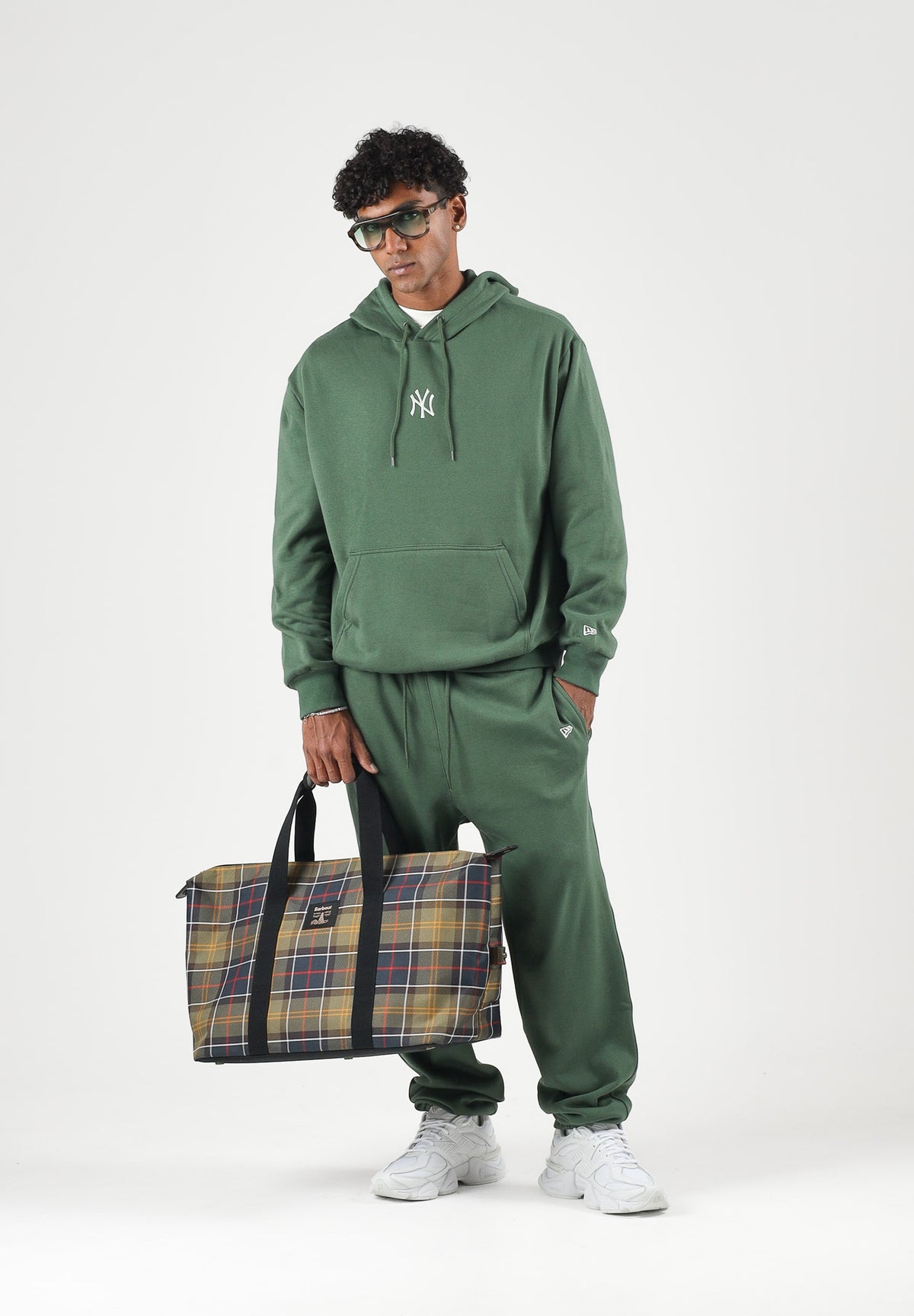 NEW ERA Felpa con cappuccio MLB LEAGUE ESSENTIAL NEW YORK YANKEES CIG verde bosco scuro unisex, da uomo e da donna, logo NY ricamato sul petto, coulisse regolabile e tasca frontale a marsupio.<BR/> 60897398 . NEW ERA 