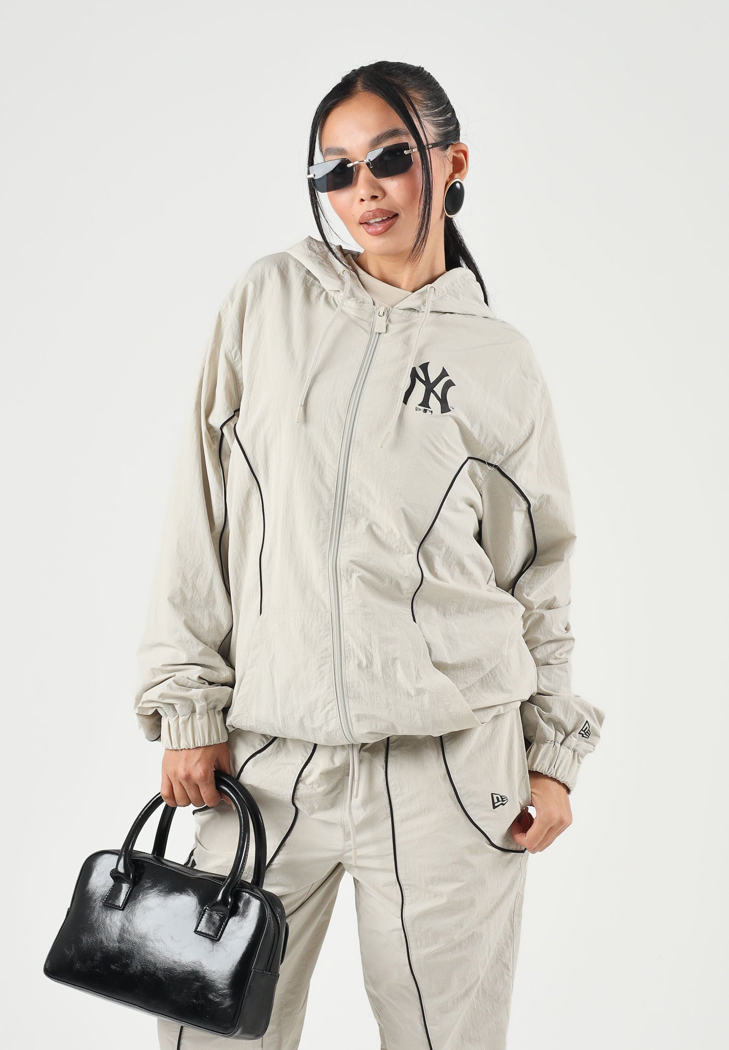 NEW ERA Giacca a vento beige con ricamo del logo New York Yankees sul petto. 60897434 . NEW ERA 