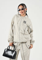 NEW ERA Giacca a vento beige con ricamo del logo New York Yankees sul petto. 60897434 . NEW ERA 