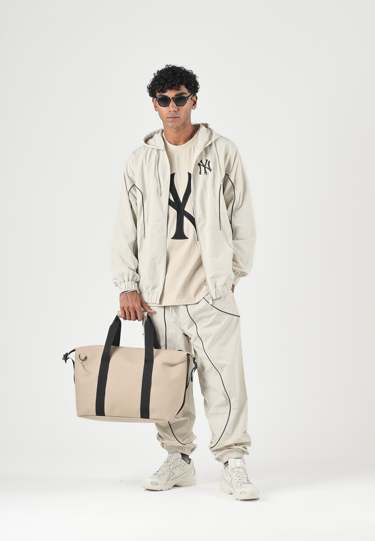 NEW ERA Giacca a vento beige con ricamo del logo New York Yankees sul petto. 60897434 . NEW ERA 