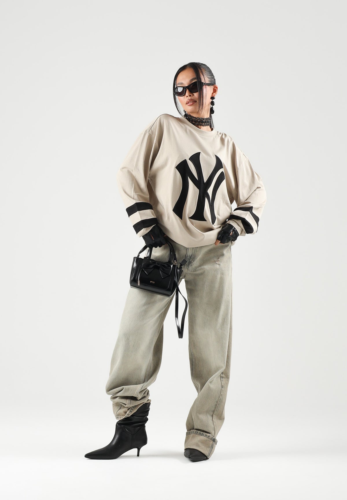 NEW ERA T-shirt manica lunga beige per uomo e donna con maxi logo New York Yankees stampato sul petto 60897435 . NEW ERA 