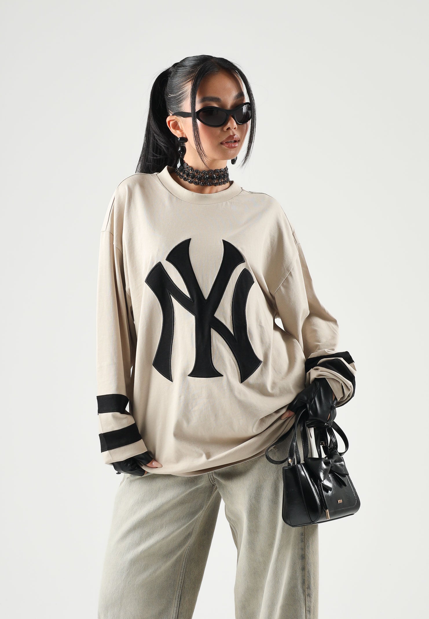 NEW ERA T-shirt manica lunga beige per uomo e donna con maxi logo New York Yankees stampato sul petto 60897435 . NEW ERA 