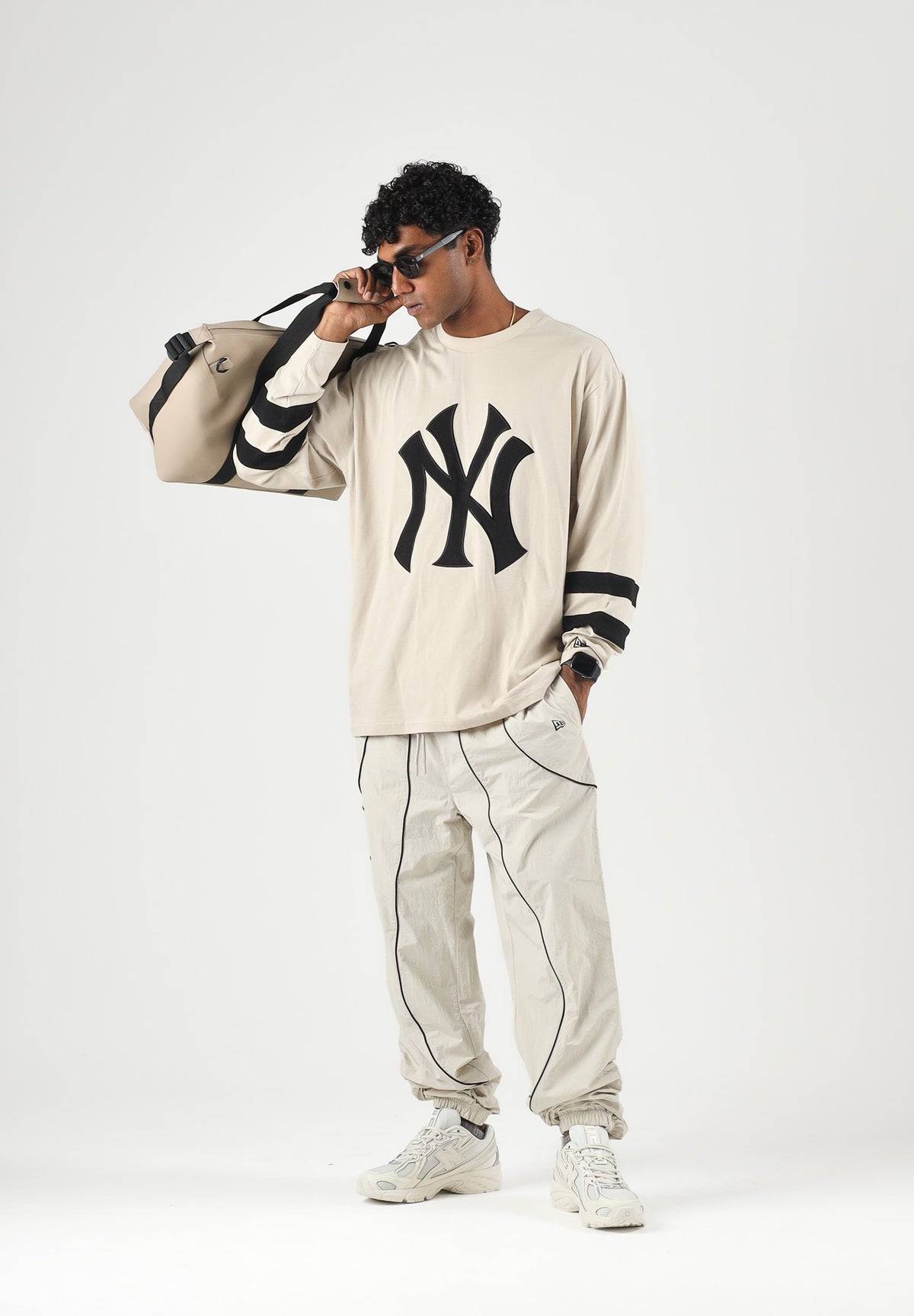NEW ERA T-shirt manica lunga beige per uomo e donna con maxi logo New York Yankees stampato sul petto 60897435 . NEW ERA 