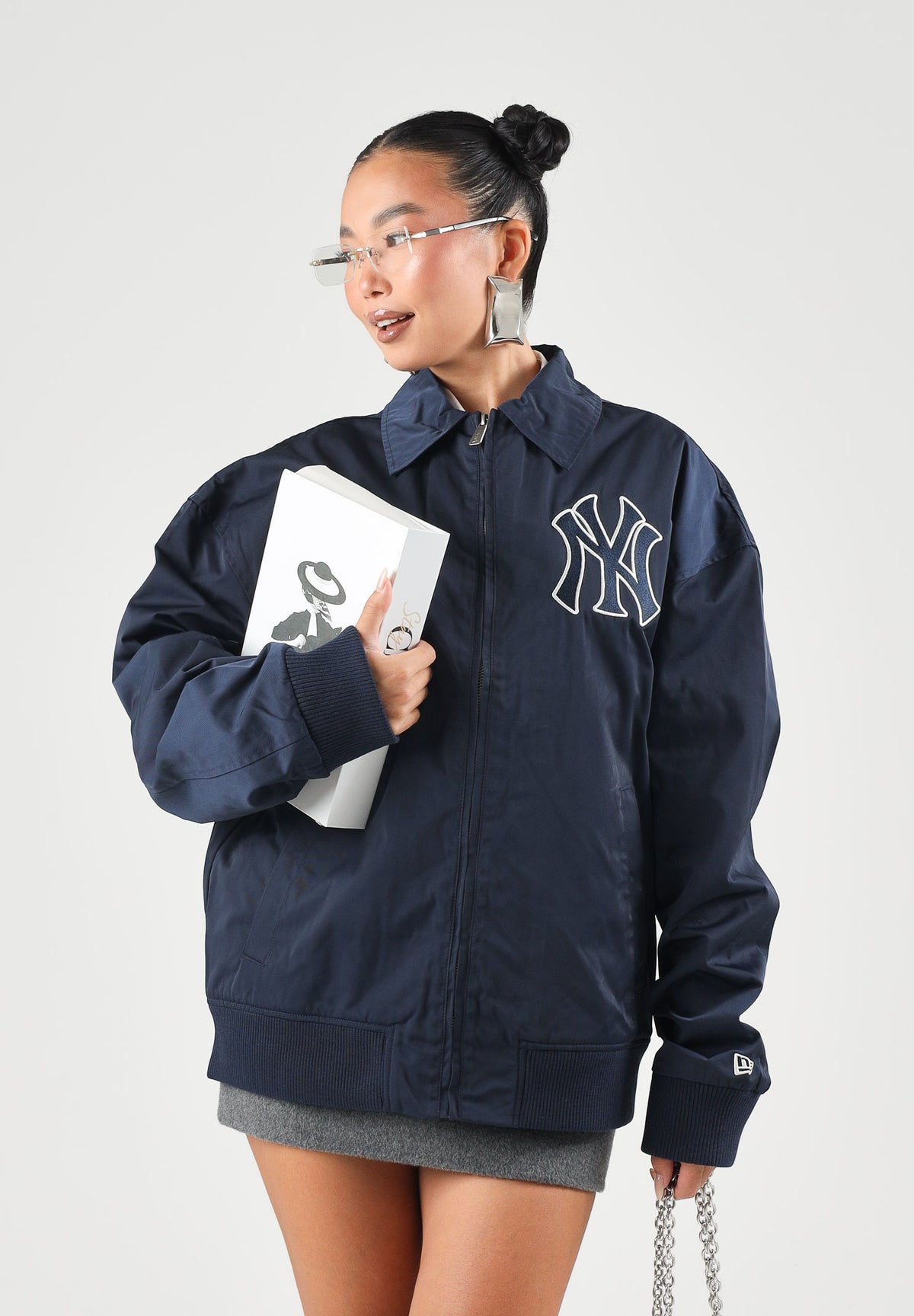 NEW ERA Giacca a vento blu per uomo e donna con ricamo del logo New York Yankees tono su tono sul petto. 60897438 . NEW ERA 