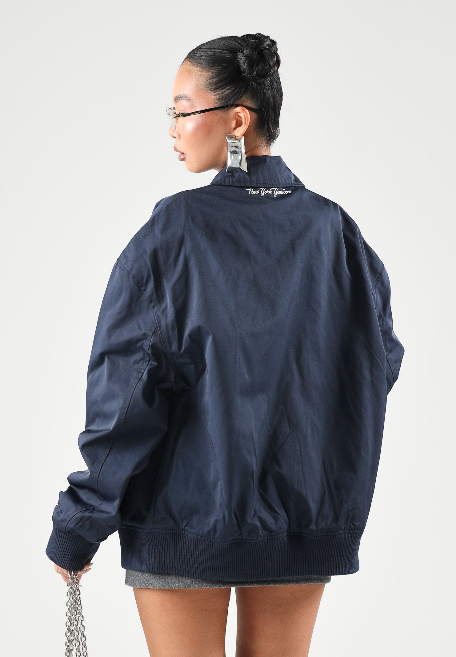 NEW ERA Giacca a vento blu per uomo e donna con ricamo del logo New York Yankees tono su tono sul petto. 60897438 . NEW ERA 