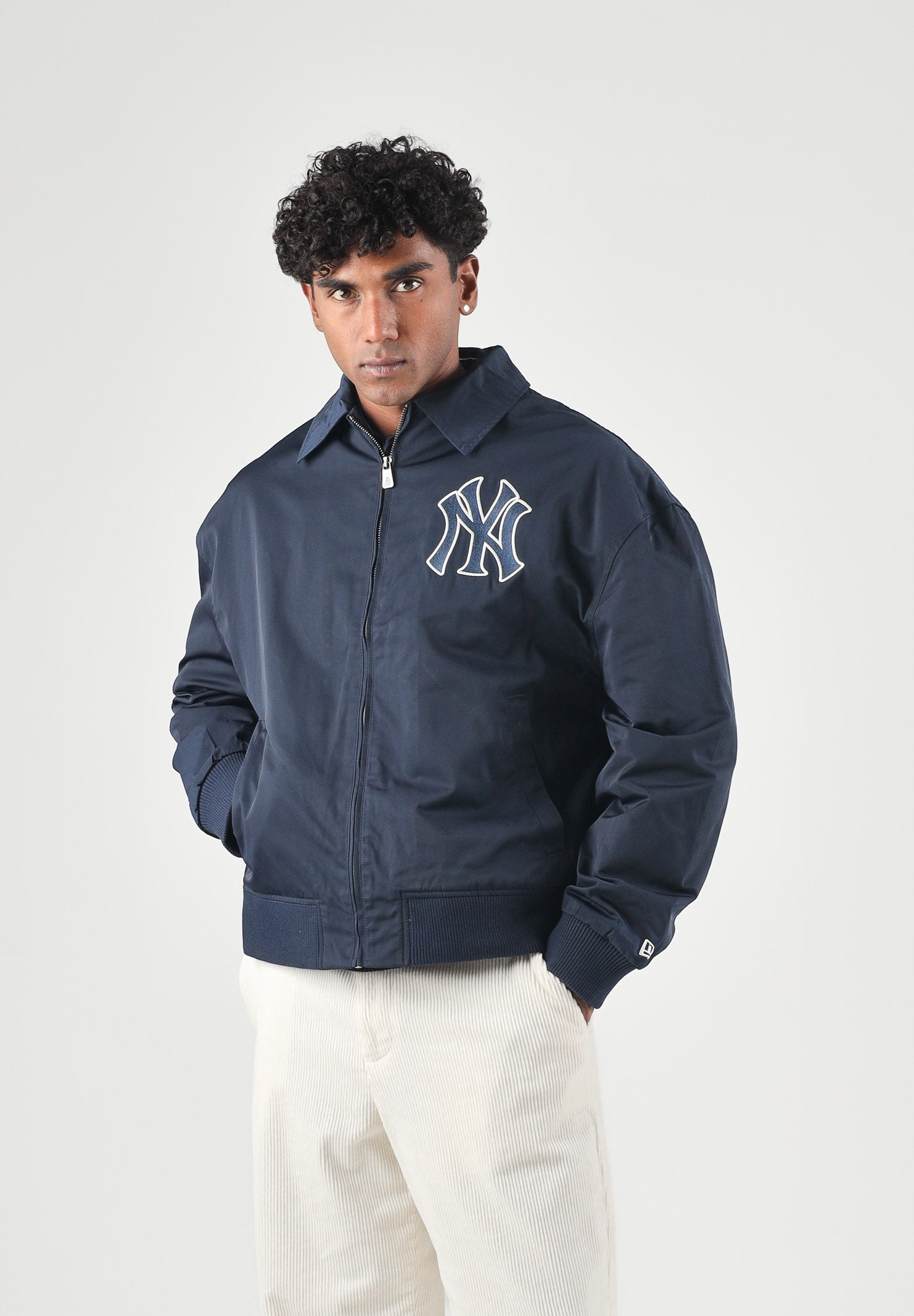 NEW ERA Giacca a vento blu per uomo e donna con ricamo del logo New York Yankees tono su tono sul petto. 60897438 . NEW ERA 